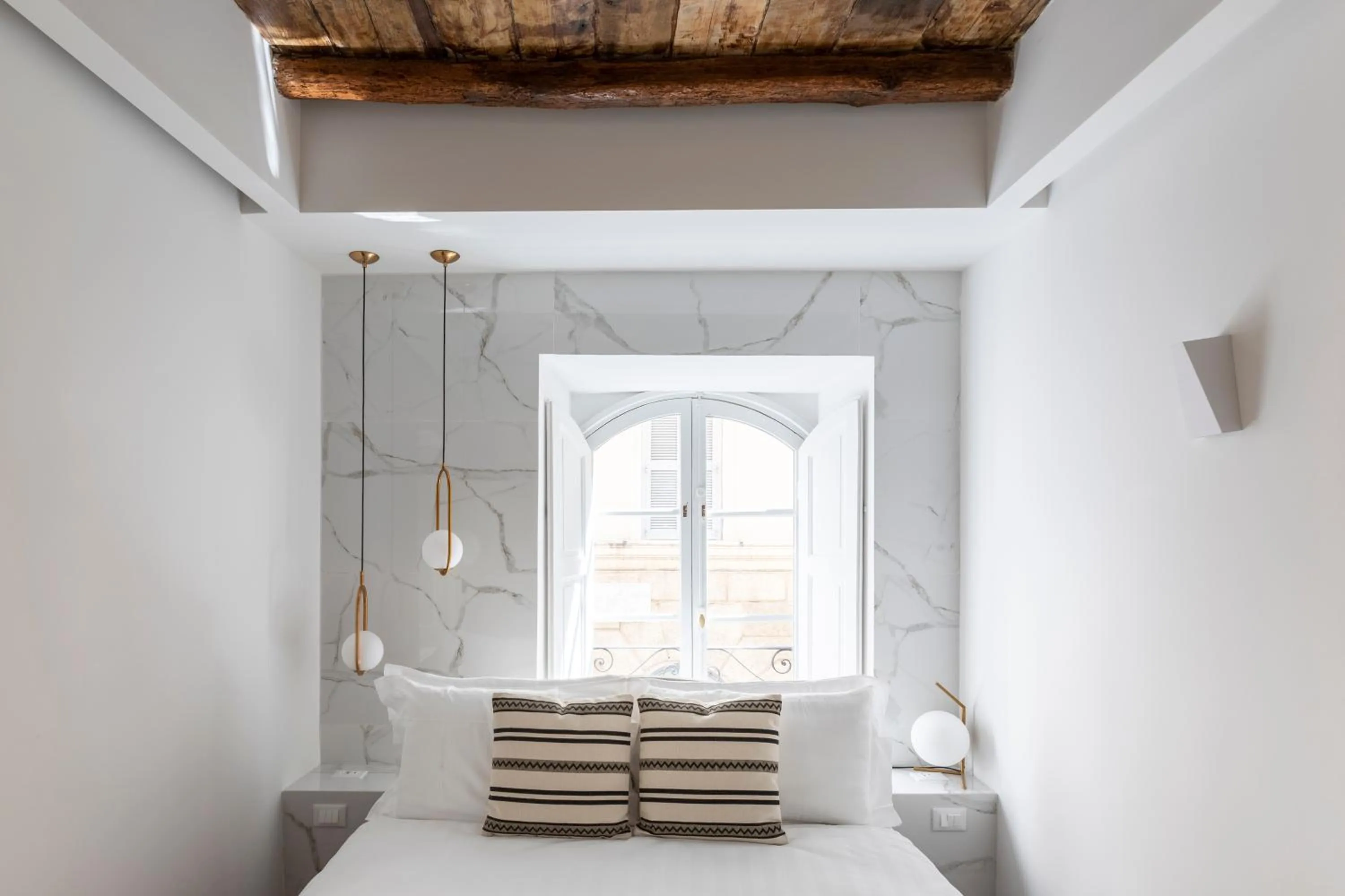 Bed in Louly Trevi Fountain