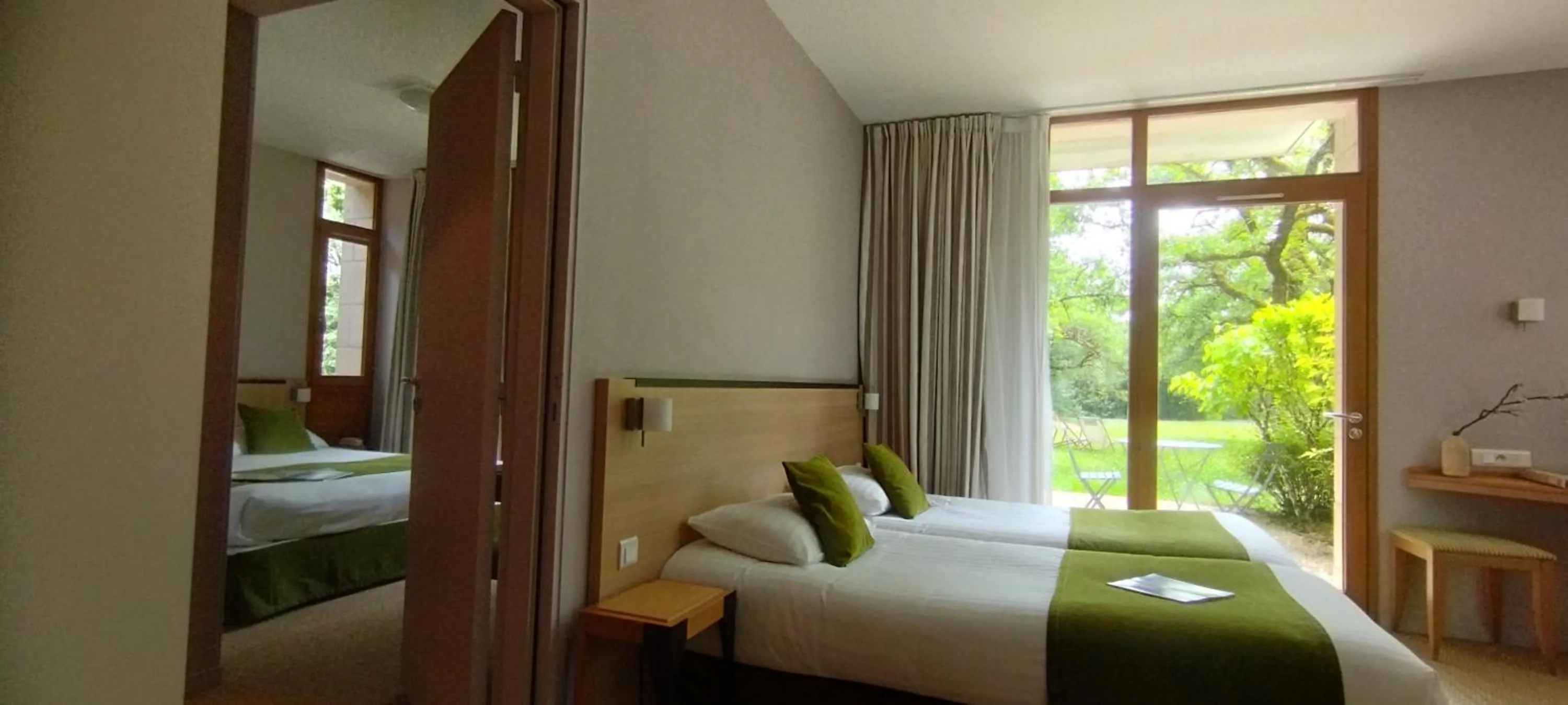 Bedroom, Bed in Hôtel Les Esclargies