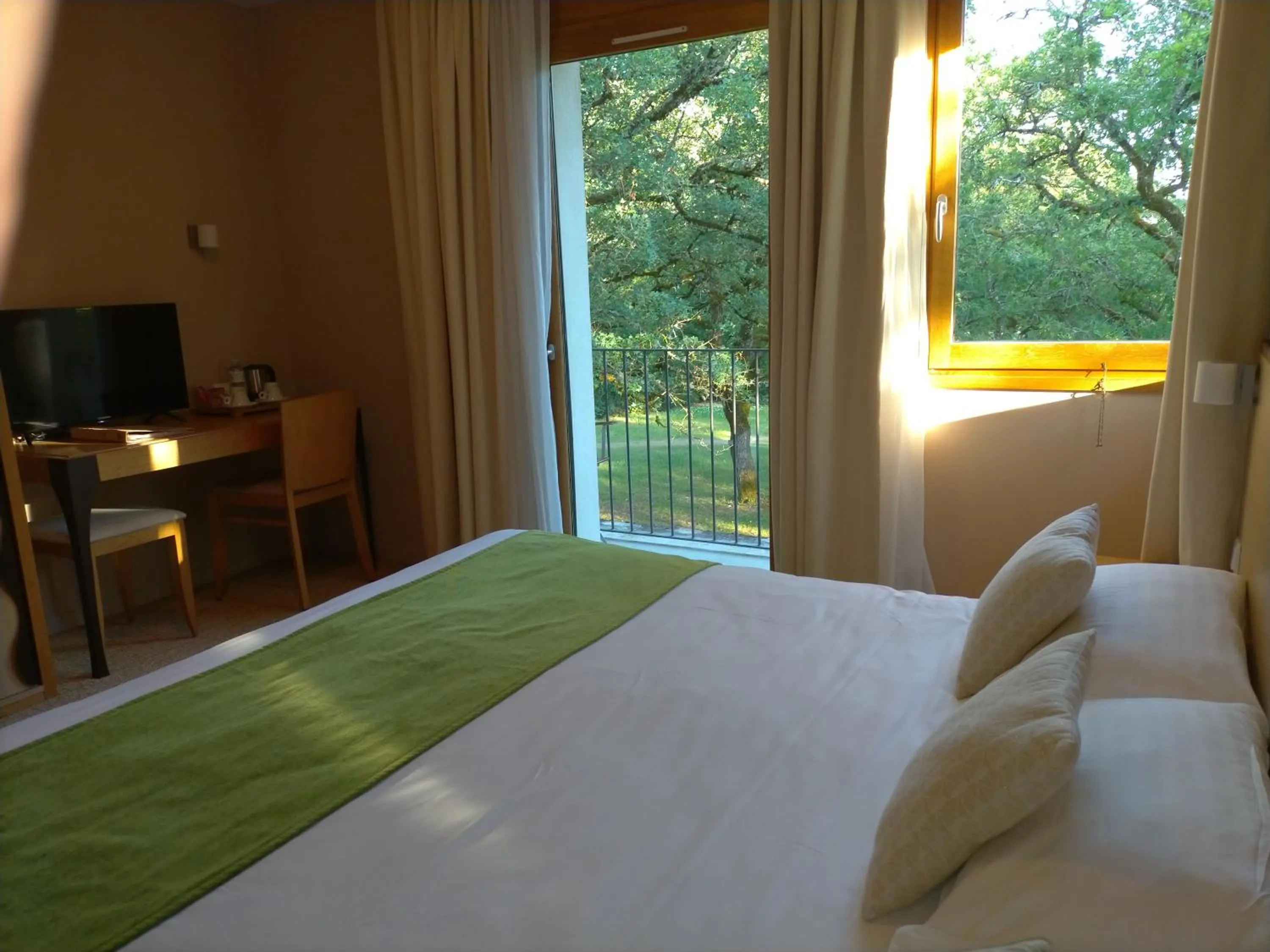 View (from property/room), Bed in Hôtel Les Esclargies