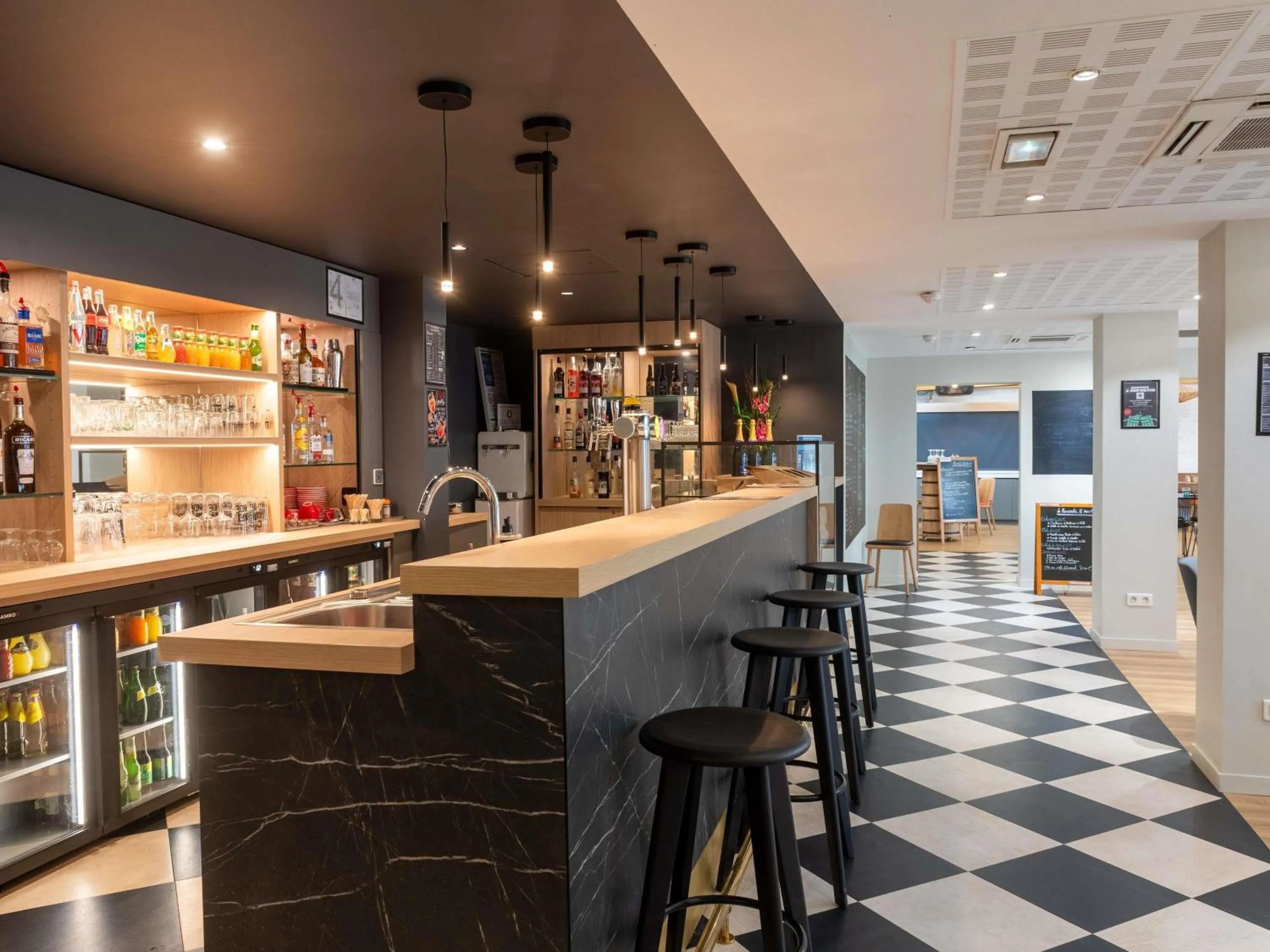 Lounge or bar in ibis Lyon Est Bron