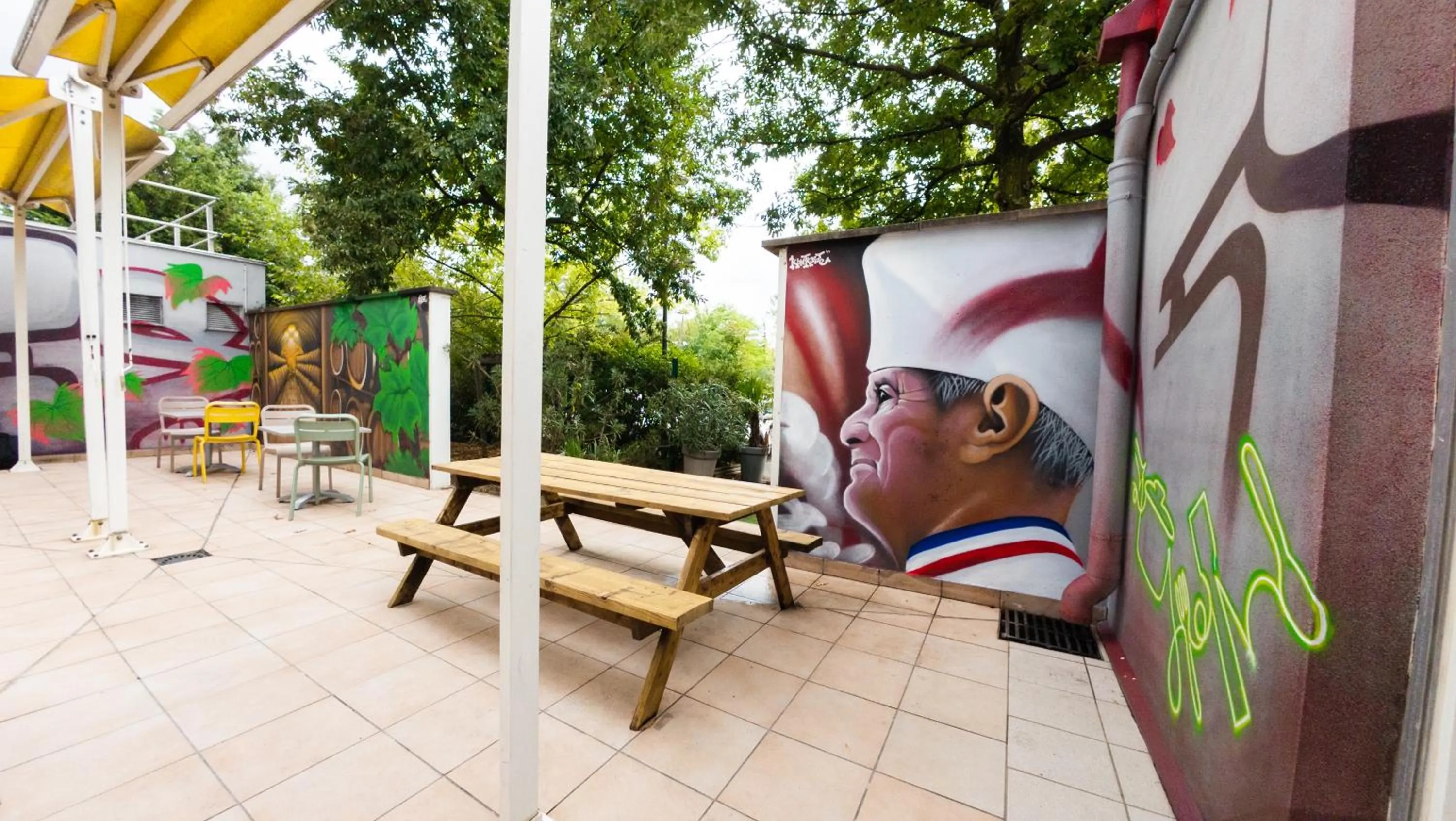 Patio in ibis Lyon Est Bron