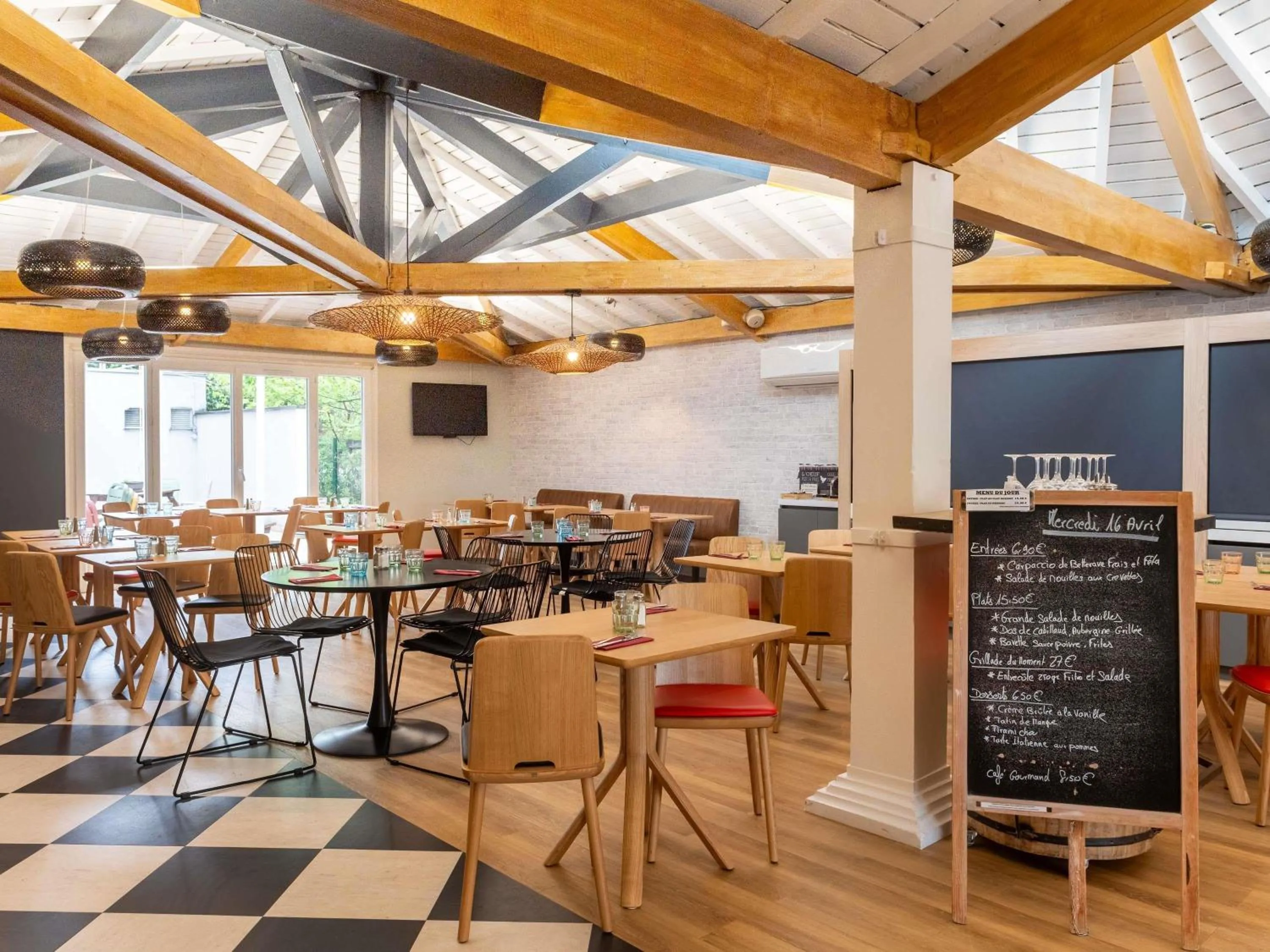 Restaurant/places to eat in ibis Lyon Est Bron