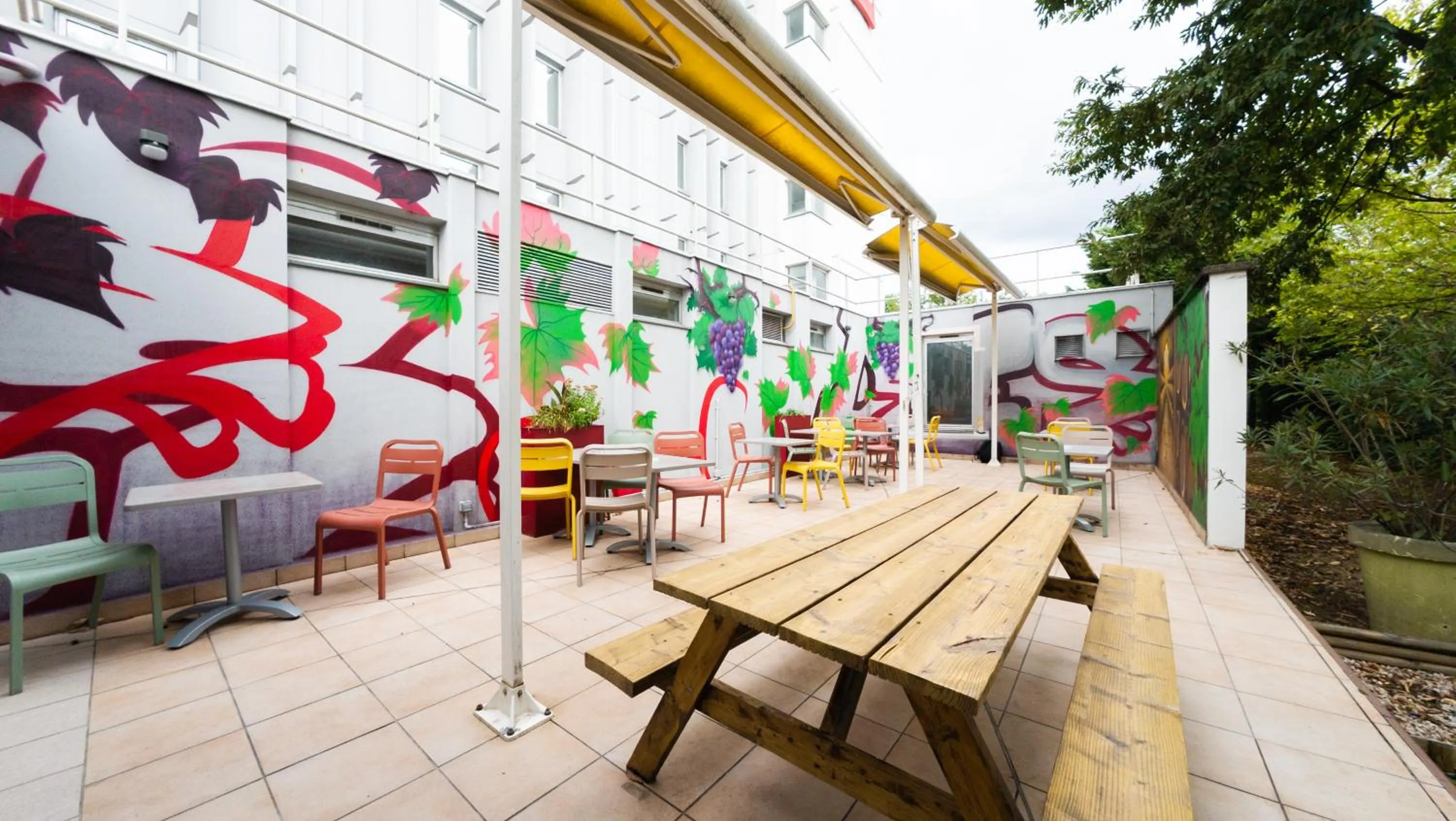 Restaurant/places to eat in ibis Lyon Est Bron