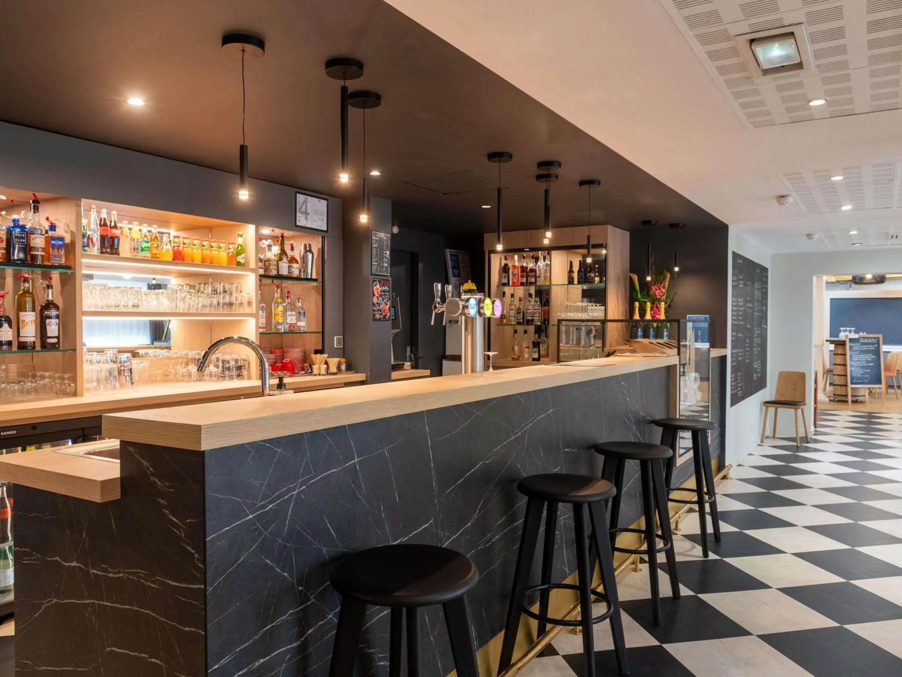 Lounge or bar in ibis Lyon Est Bron