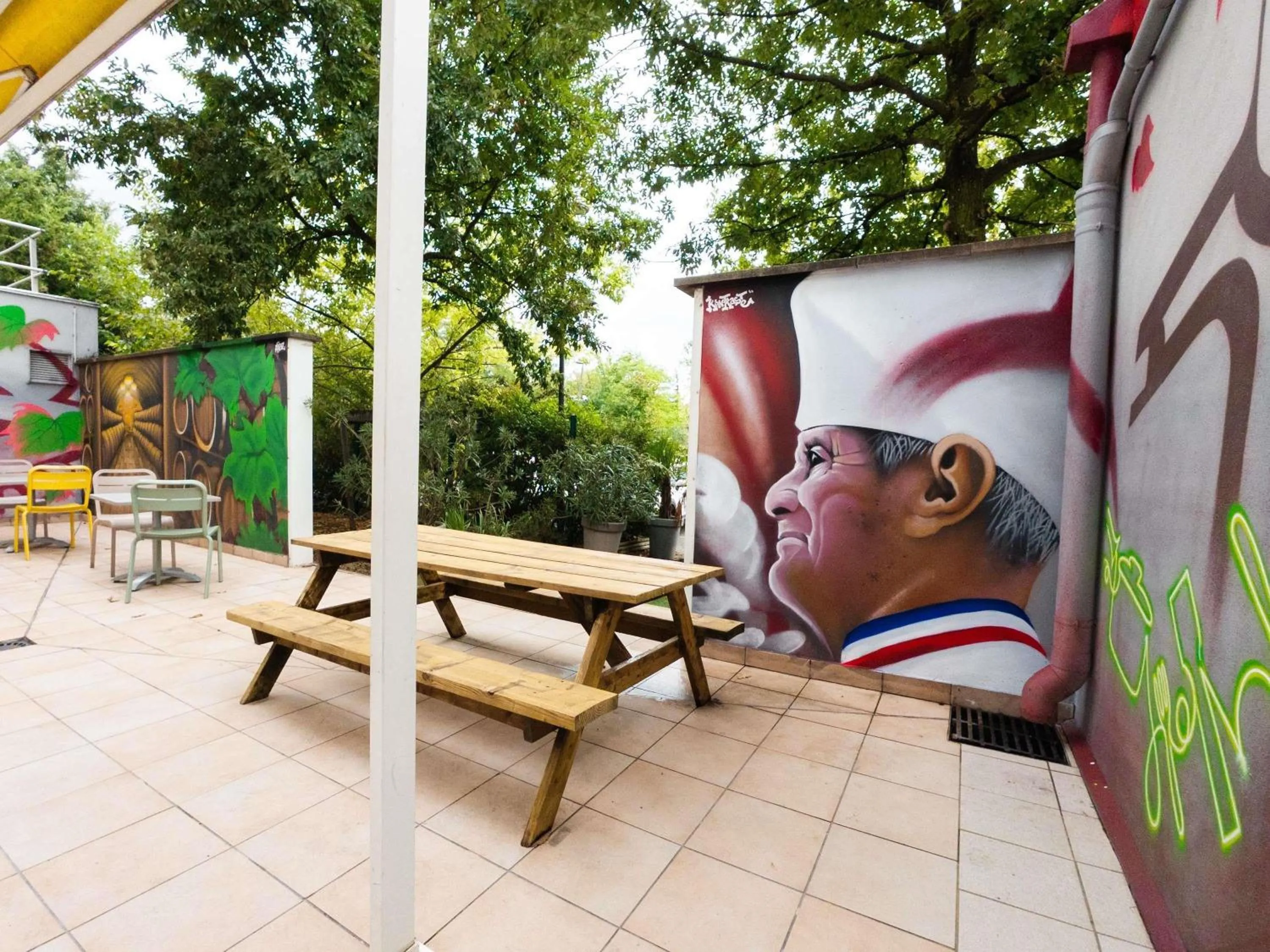 Lounge or bar in ibis Lyon Est Bron