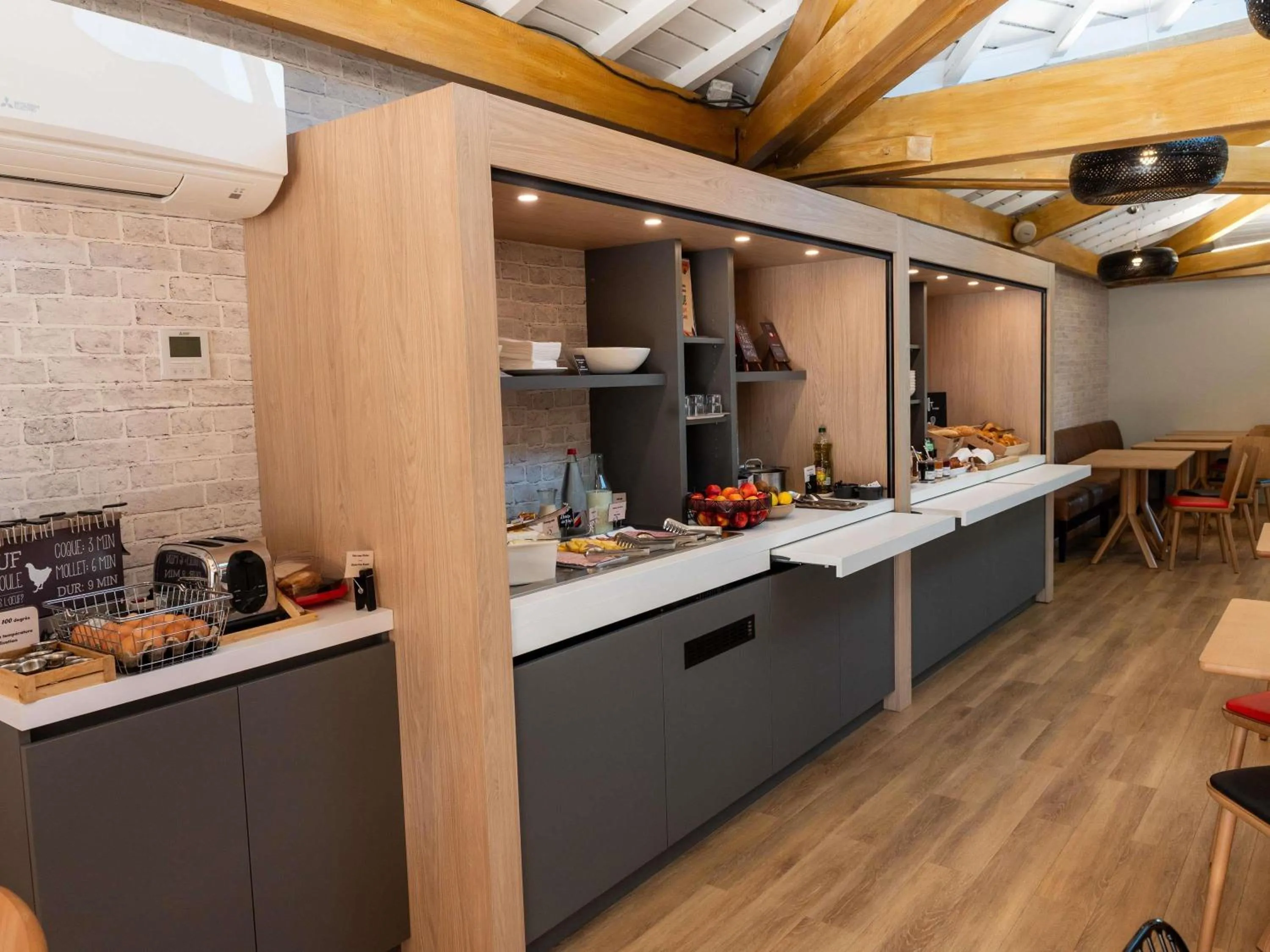 Restaurant/places to eat in ibis Lyon Est Bron