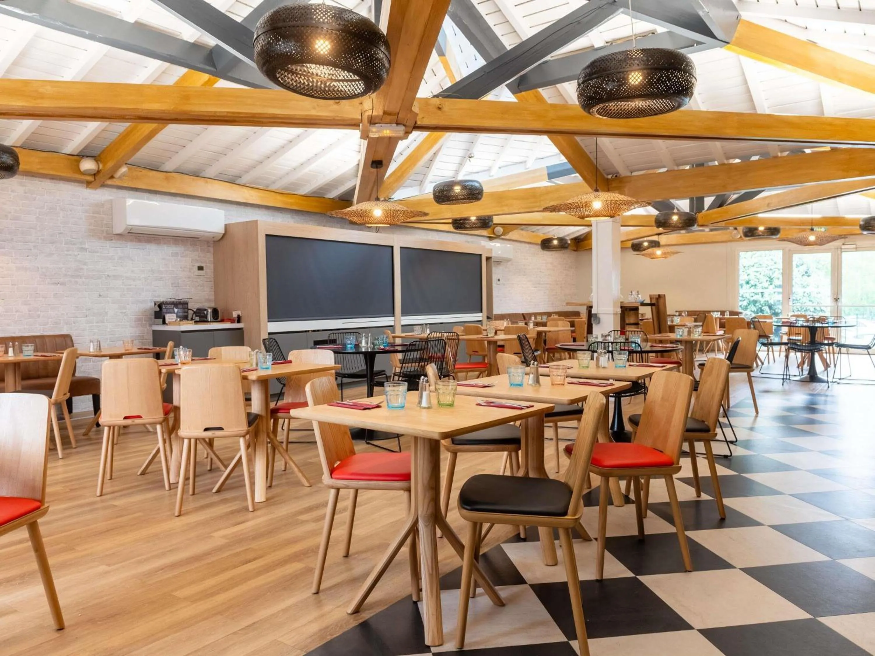 Restaurant/places to eat in ibis Lyon Est Bron