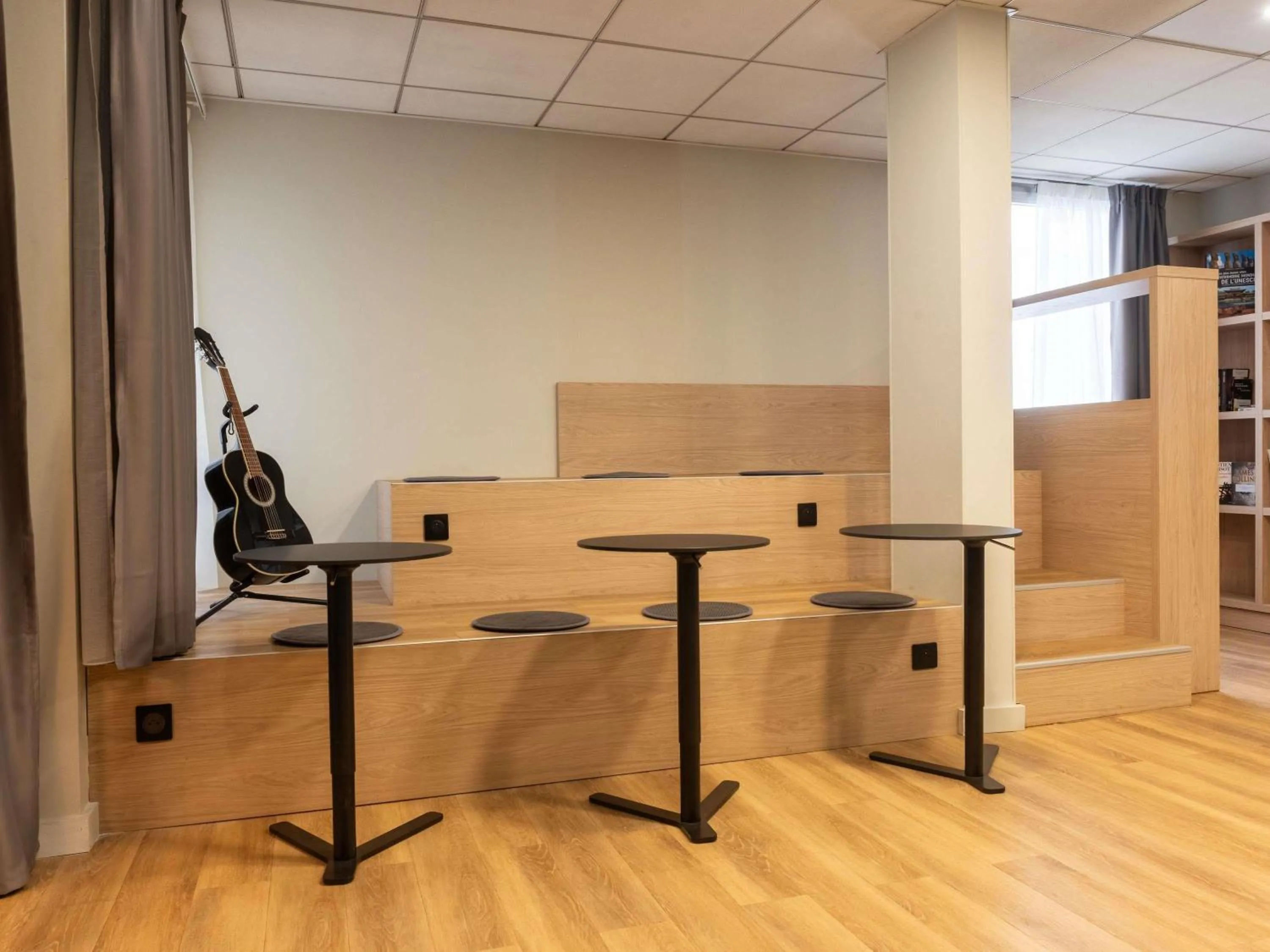 Lounge or bar in ibis Lyon Est Bron