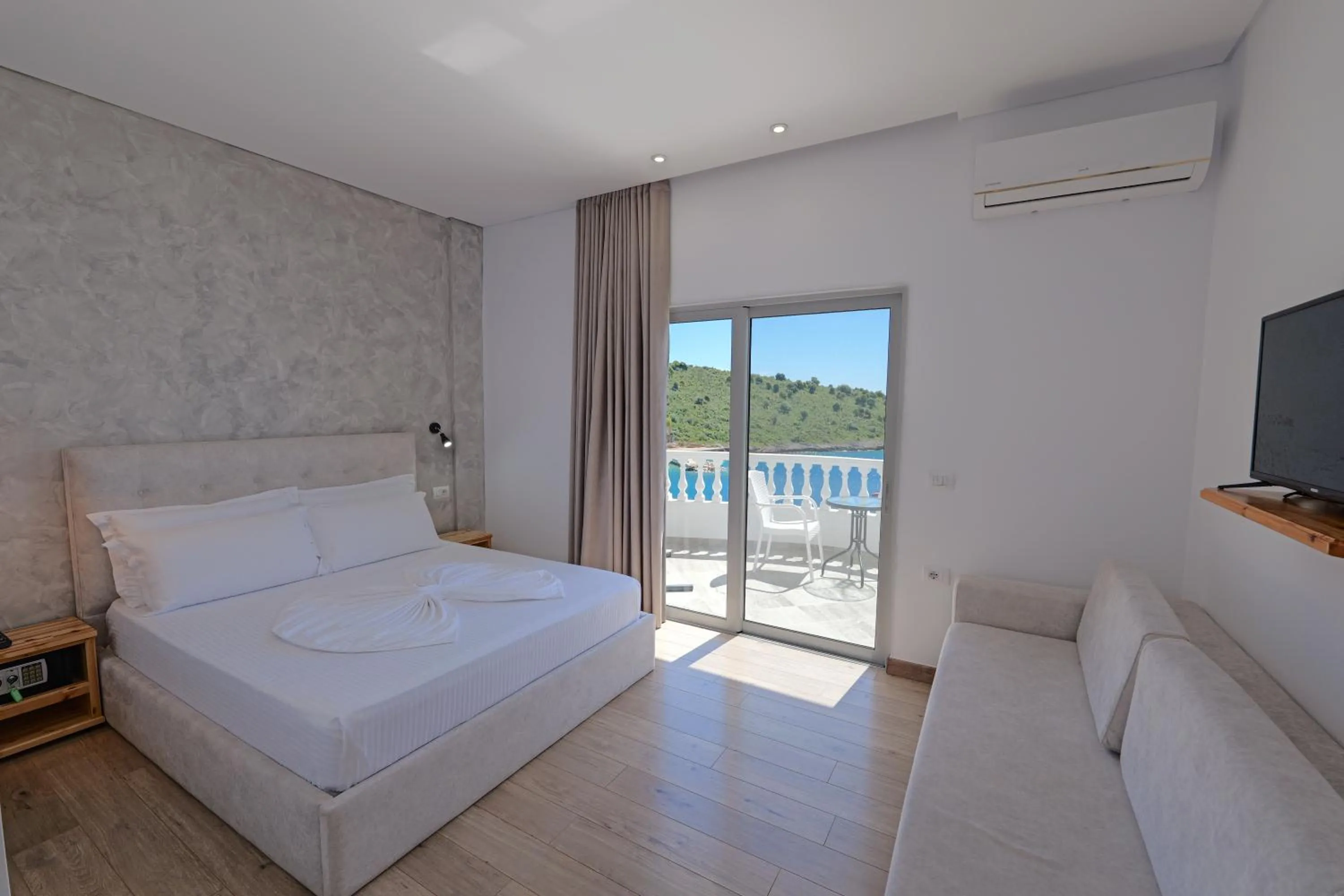 Bedroom, Bed in Villa Juna Beach