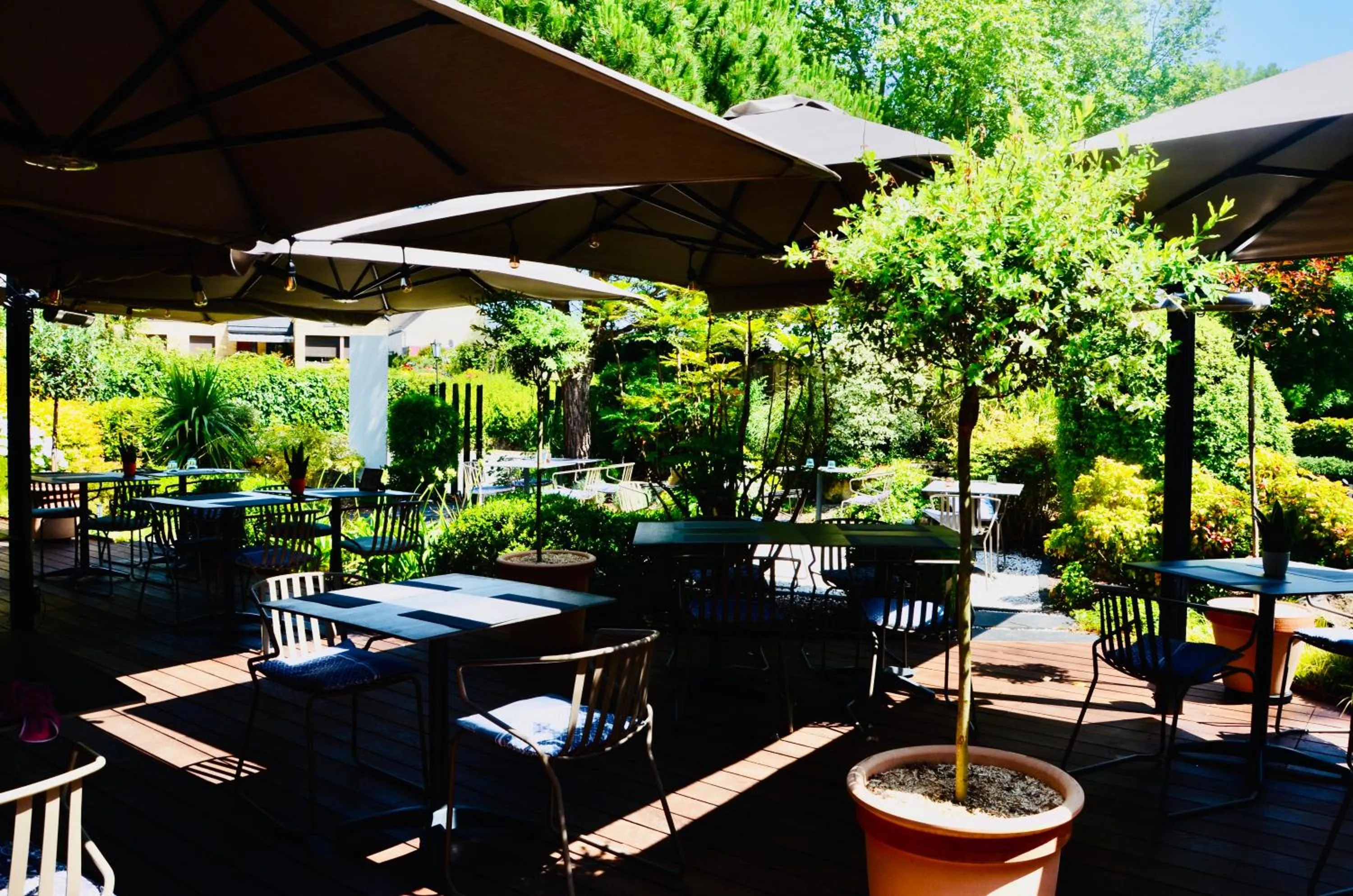 Patio in Logis Golfe Hotel