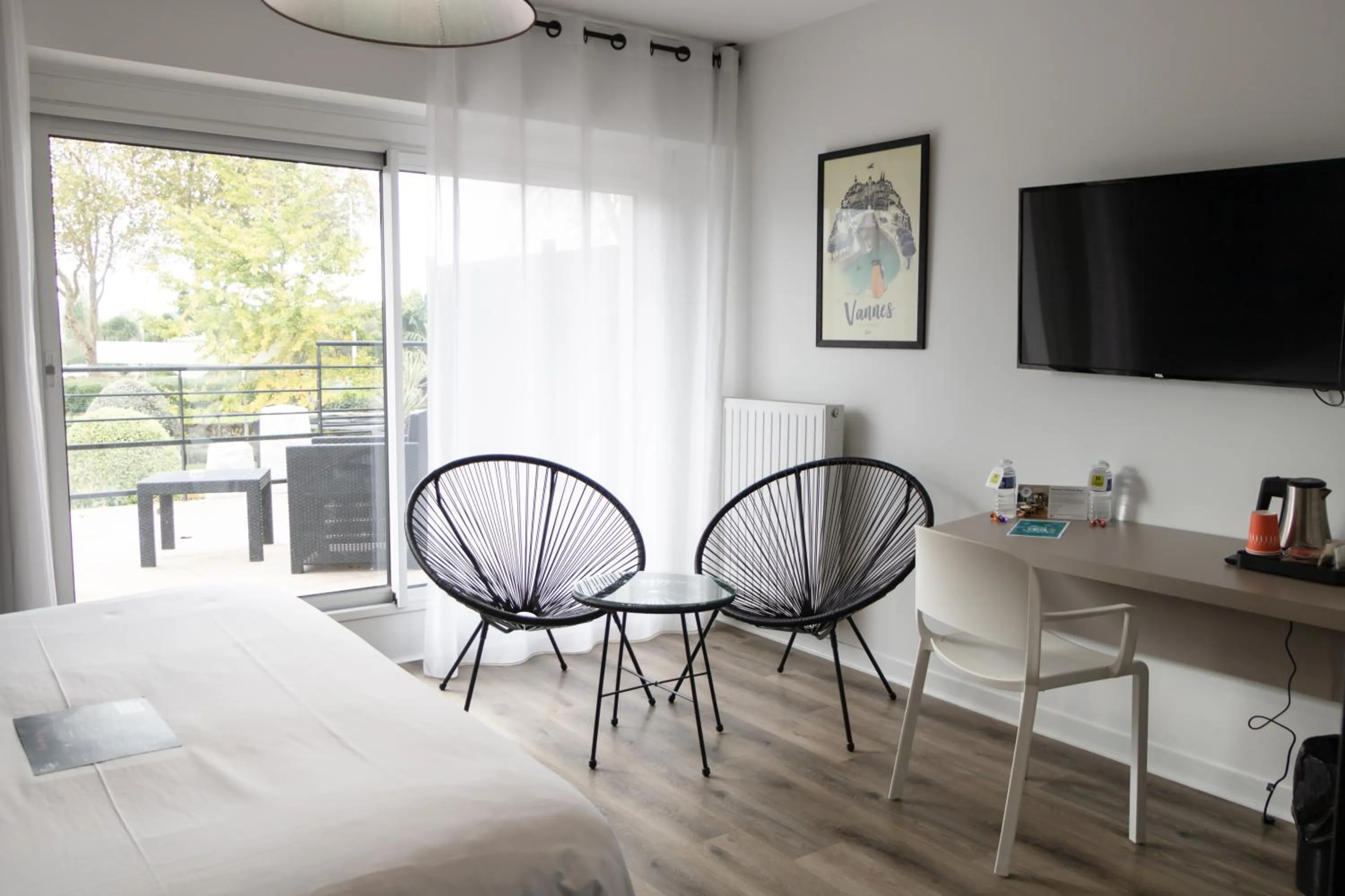 View (from property/room), Bed in Logis Golfe Hotel