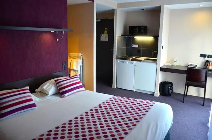 Bed in Logis Golfe Hotel