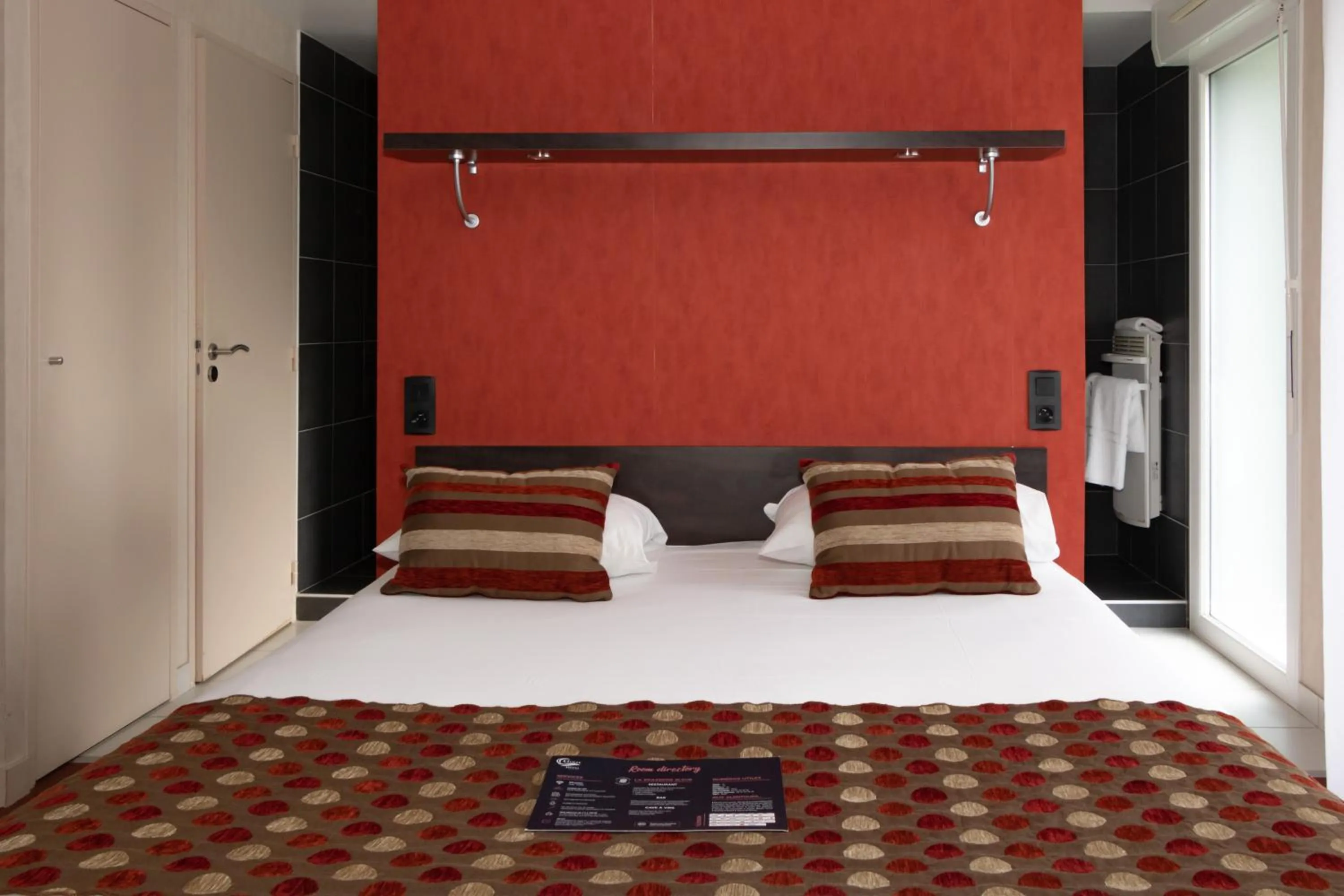 Bed in Logis Golfe Hotel