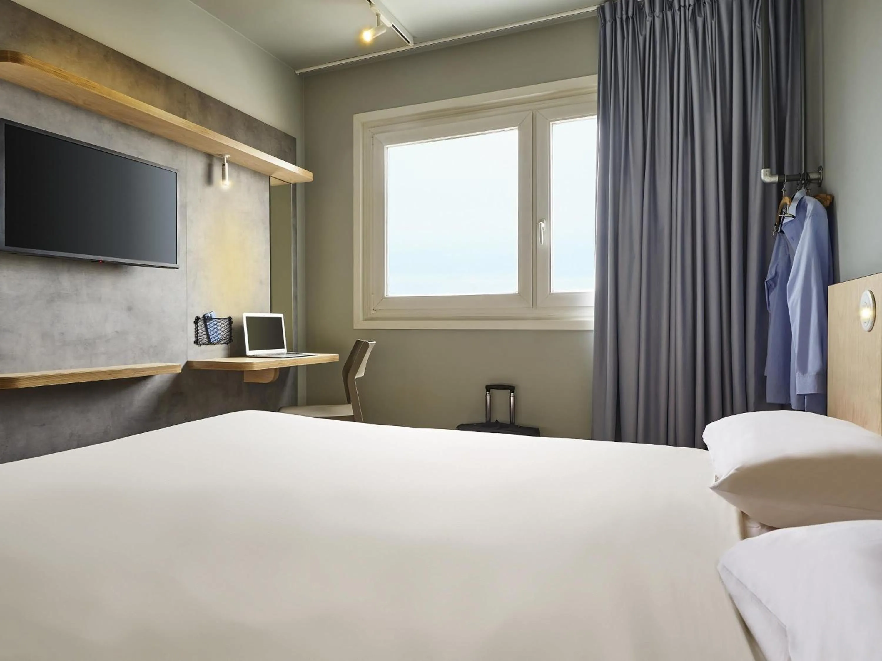 Bedroom, Bed in ibis budget Paris Porte d'Aubervilliers