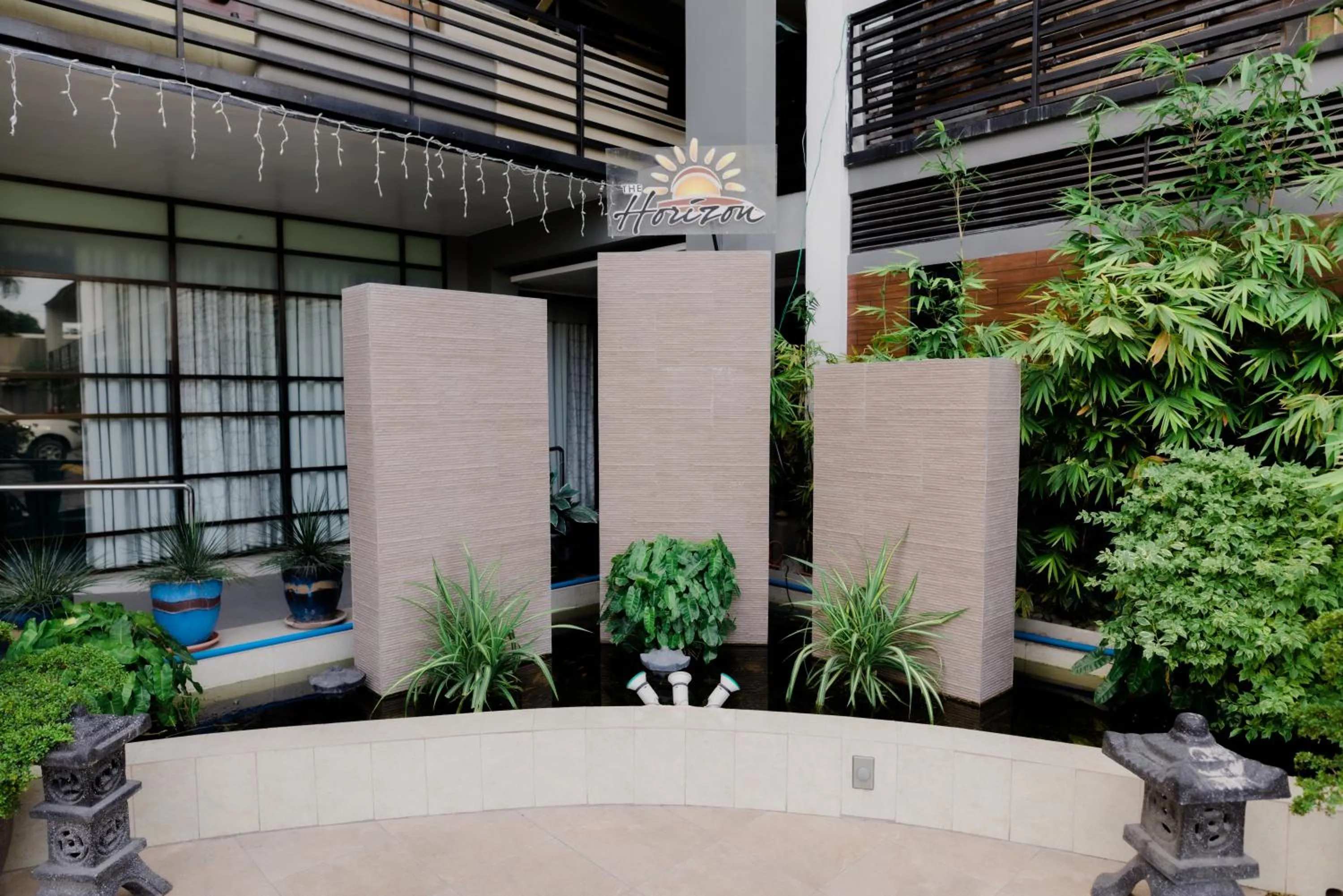 Facade/entrance in The Horizon Suites and Arcade