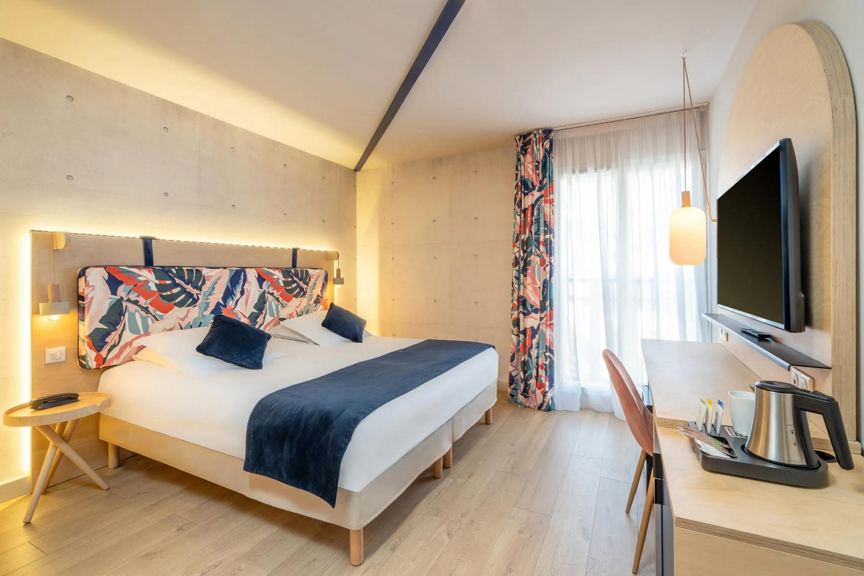 Coffee/tea facilities, Bed in Urban Hotel & Spa Aix-les-Bains - BW Signature Collection