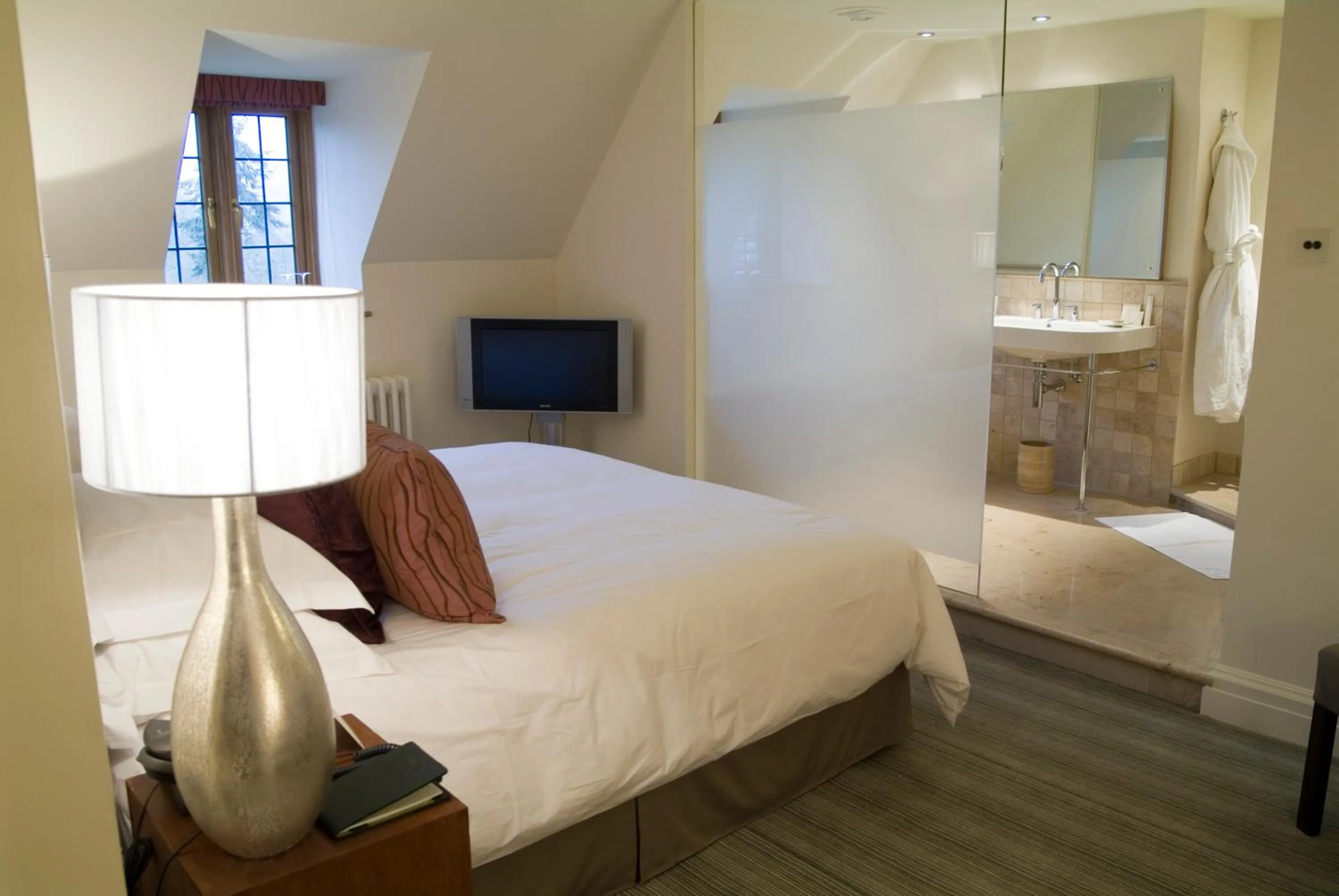 TV and multimedia, Bed in Gidleigh Park- A Relais & Chateaux Hotel