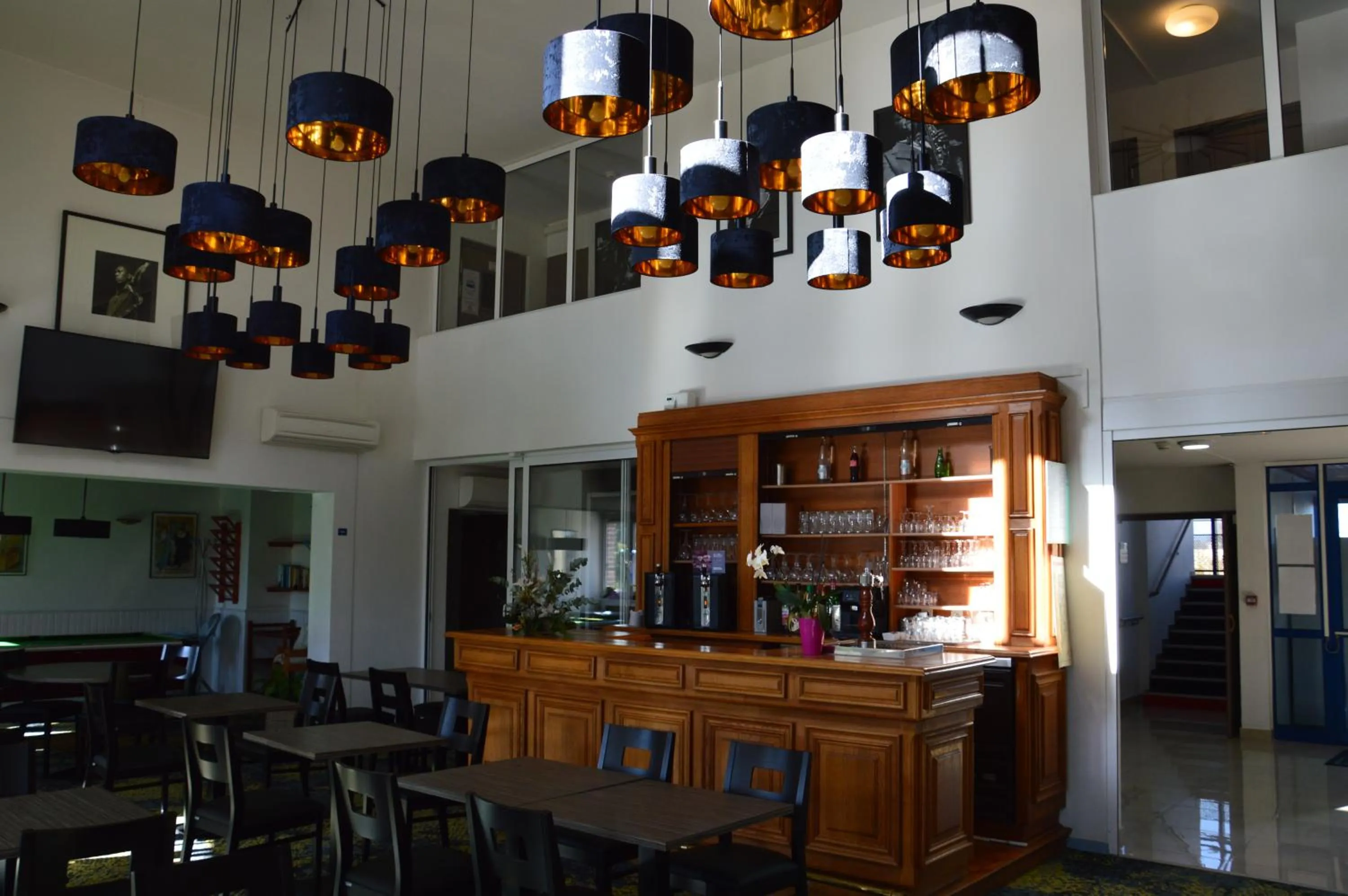 Lounge or bar in The Originals City Hôtel, Aéroport Beauvais