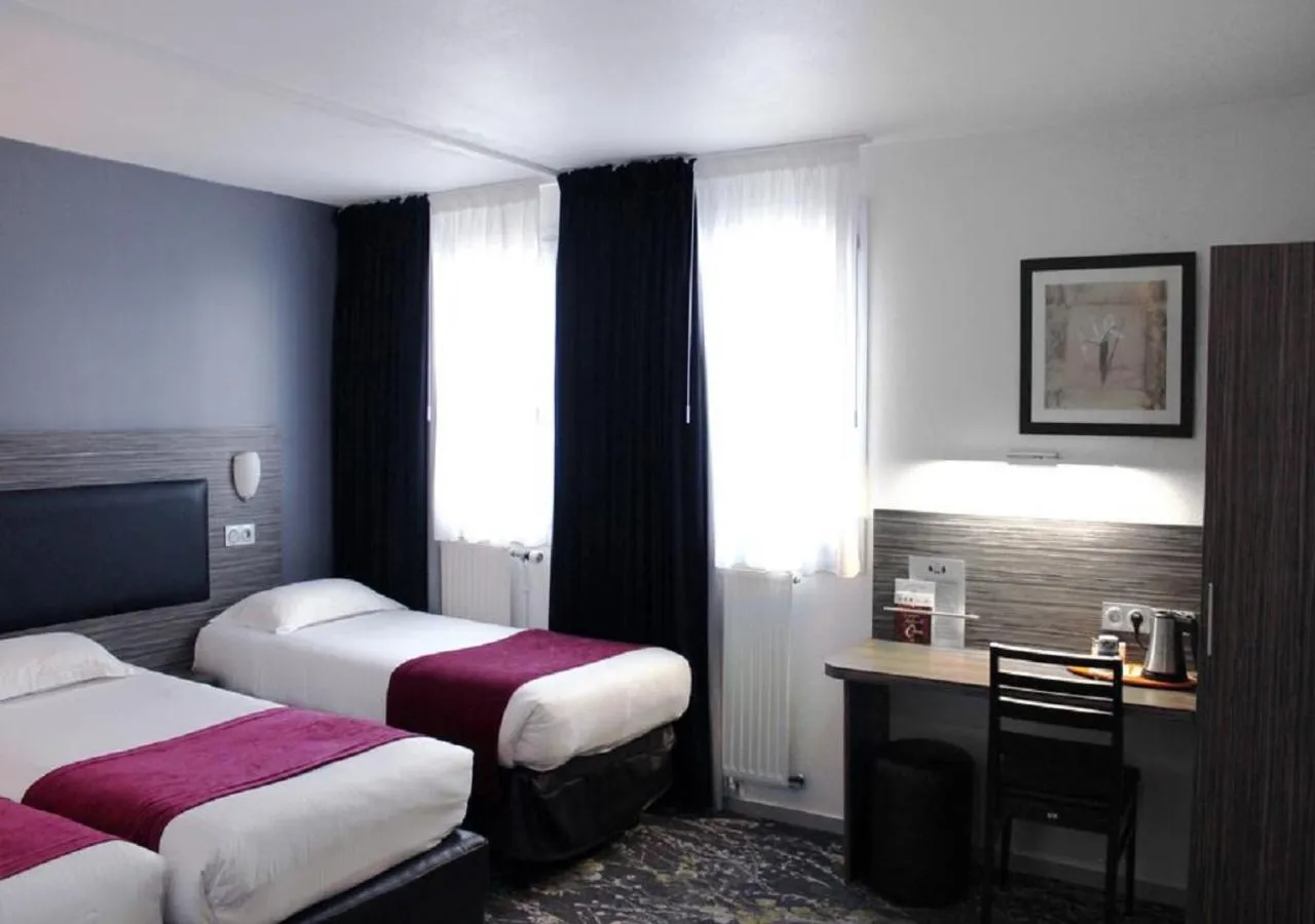 Photo of the whole room, Bed in The Originals City Hôtel, Aéroport Beauvais