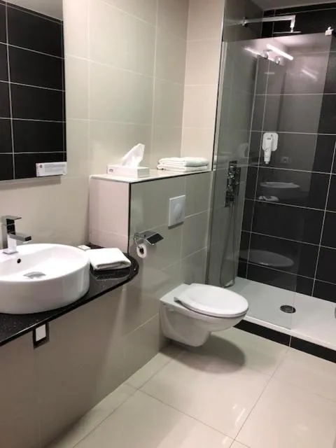 Bathroom in The Originals City Hôtel, Aéroport Beauvais