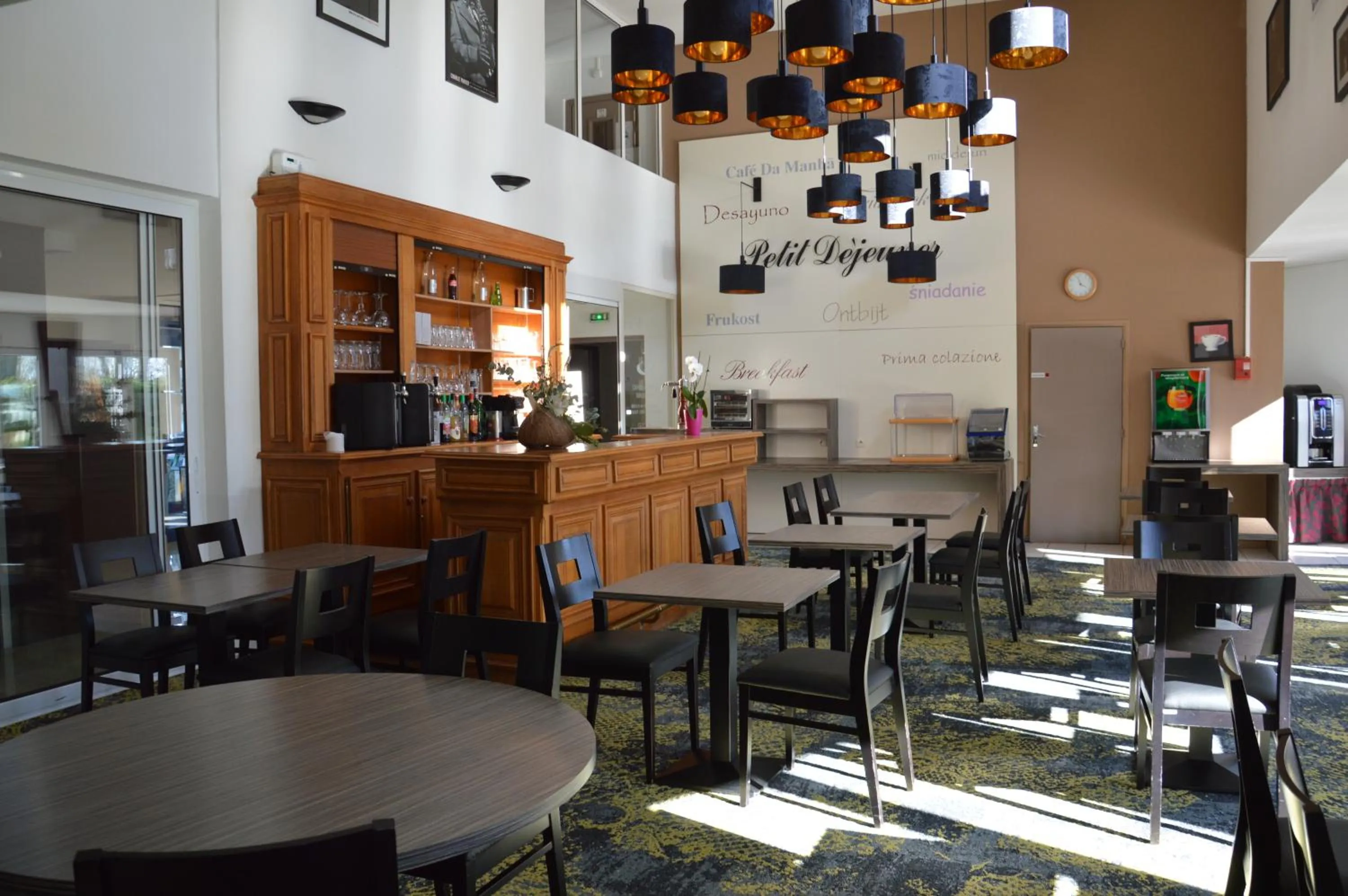 Lounge or bar in The Originals City Hôtel, Aéroport Beauvais