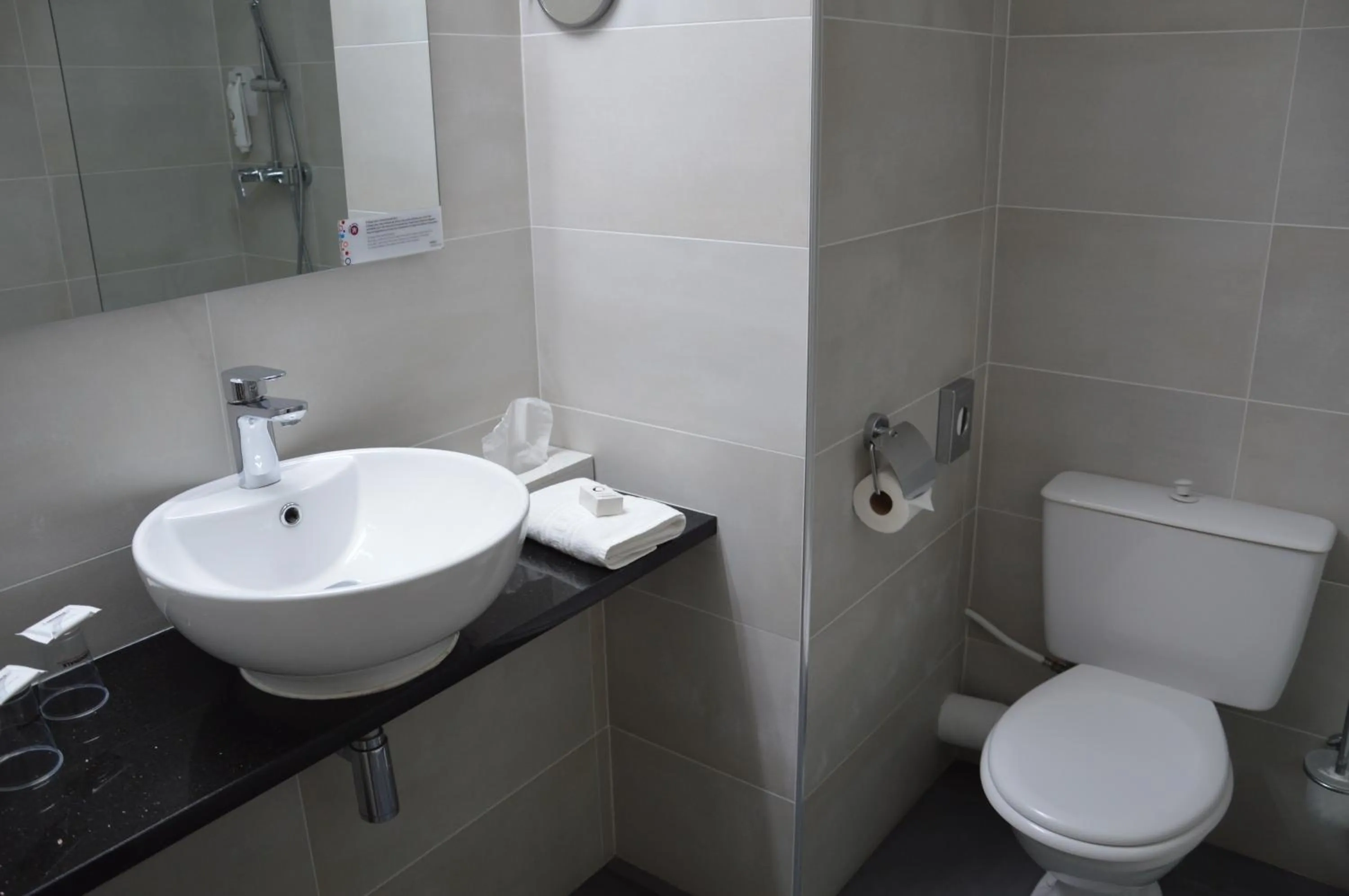 Toilet in The Originals City Hôtel, Aéroport Beauvais