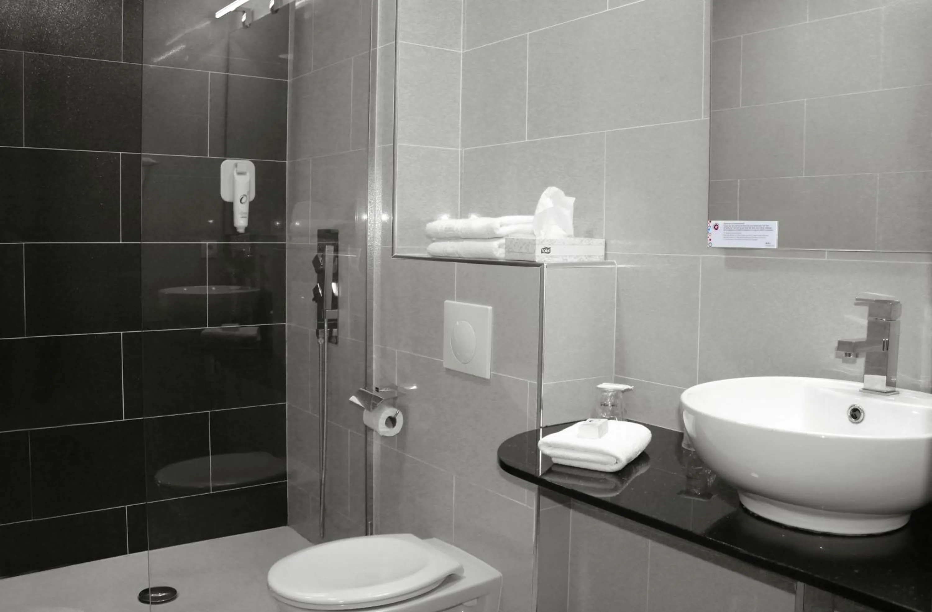 Bathroom in The Originals City Hôtel, Aéroport Beauvais