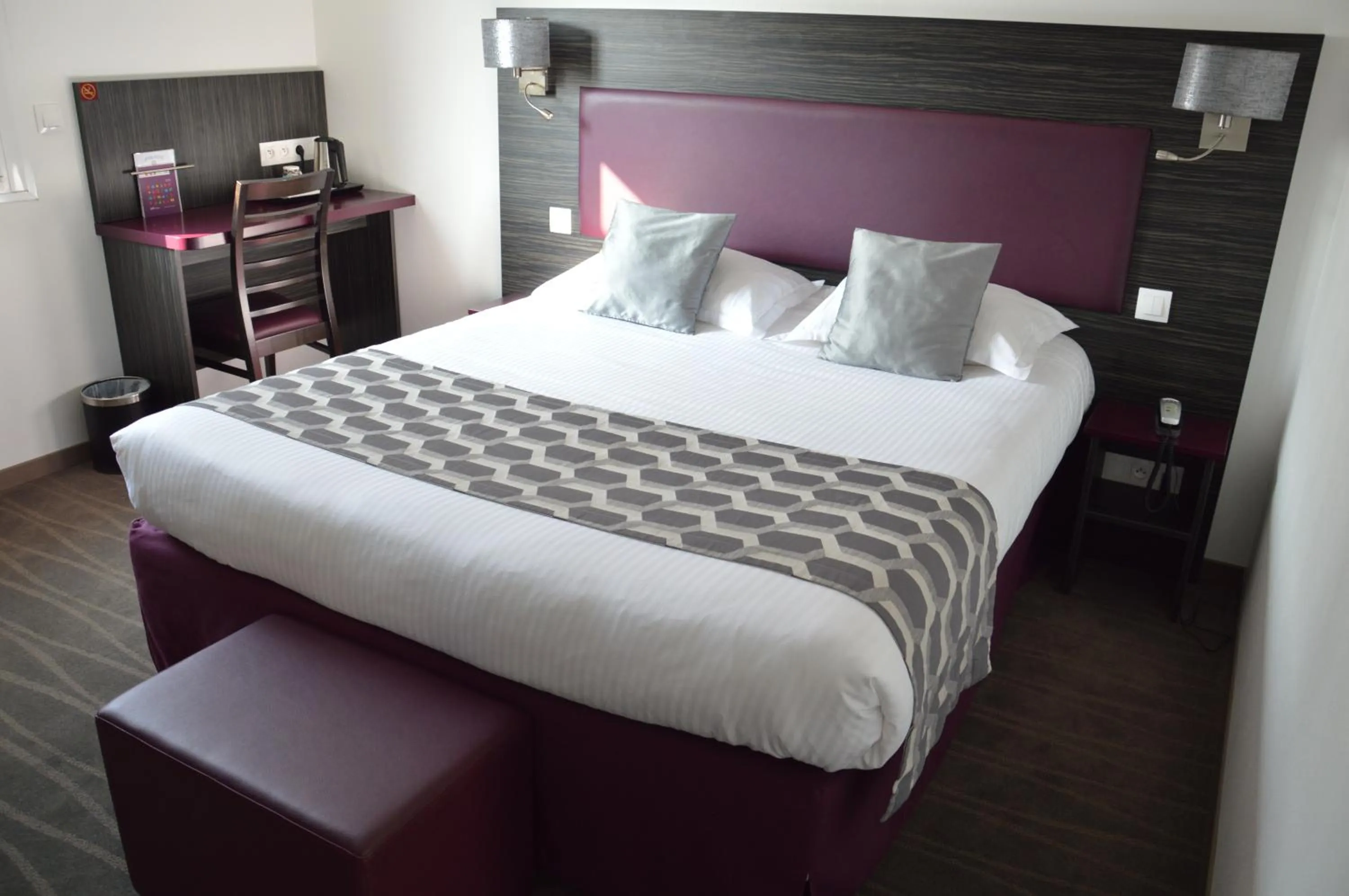 Photo of the whole room, Bed in The Originals City Hôtel, Aéroport Beauvais