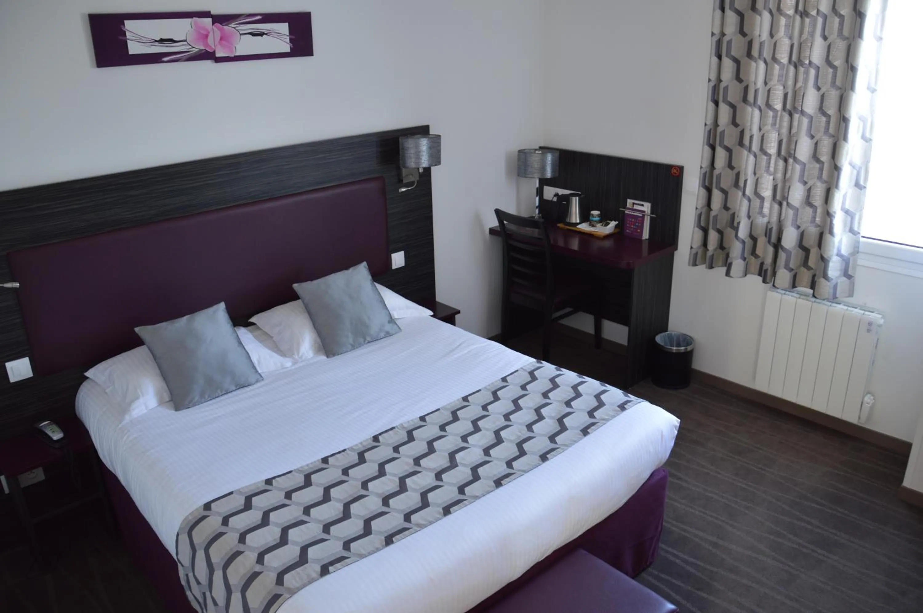 Photo of the whole room, Bed in The Originals City Hôtel, Aéroport Beauvais