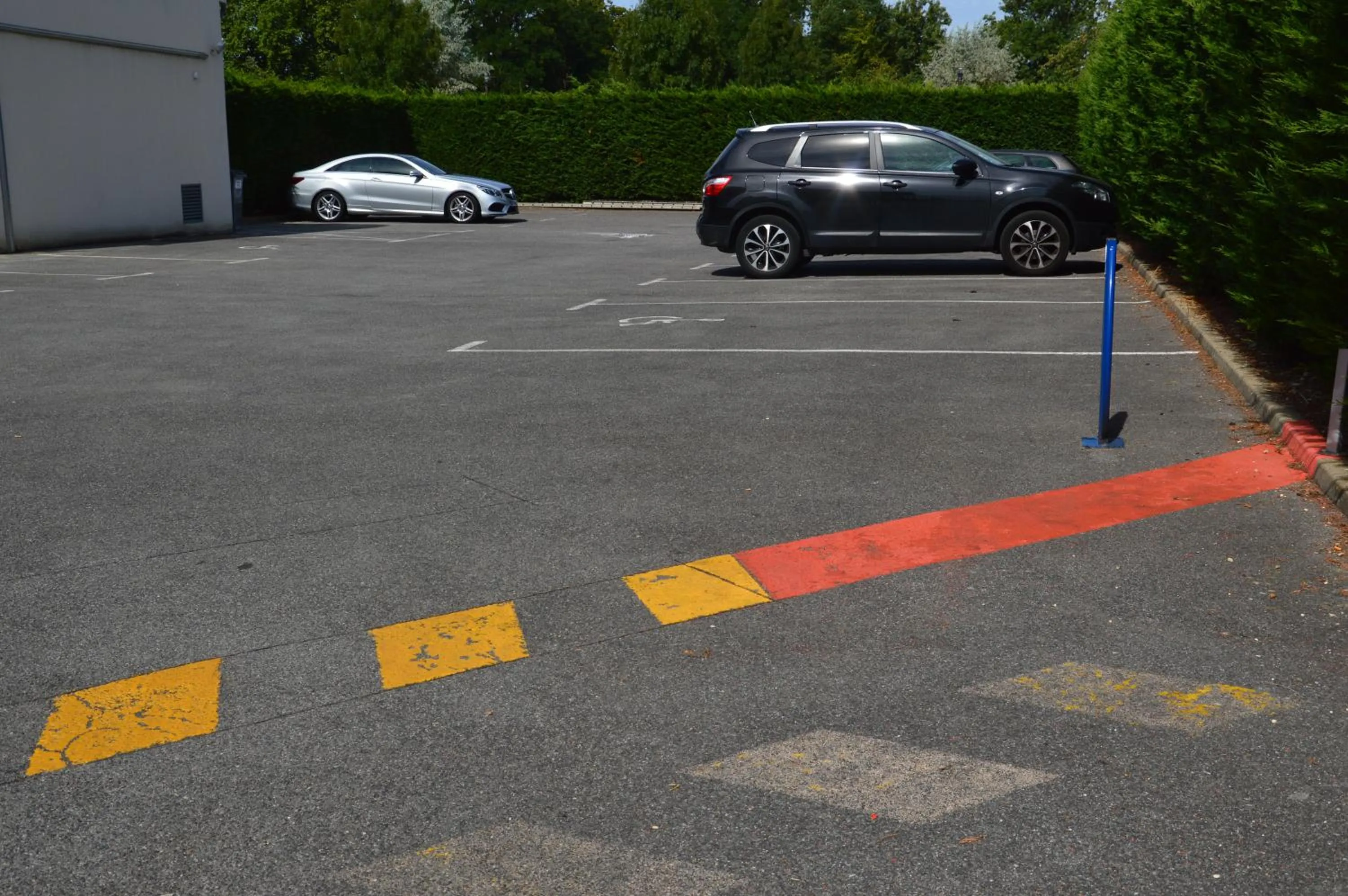 Parking in The Originals City Hôtel, Aéroport Beauvais