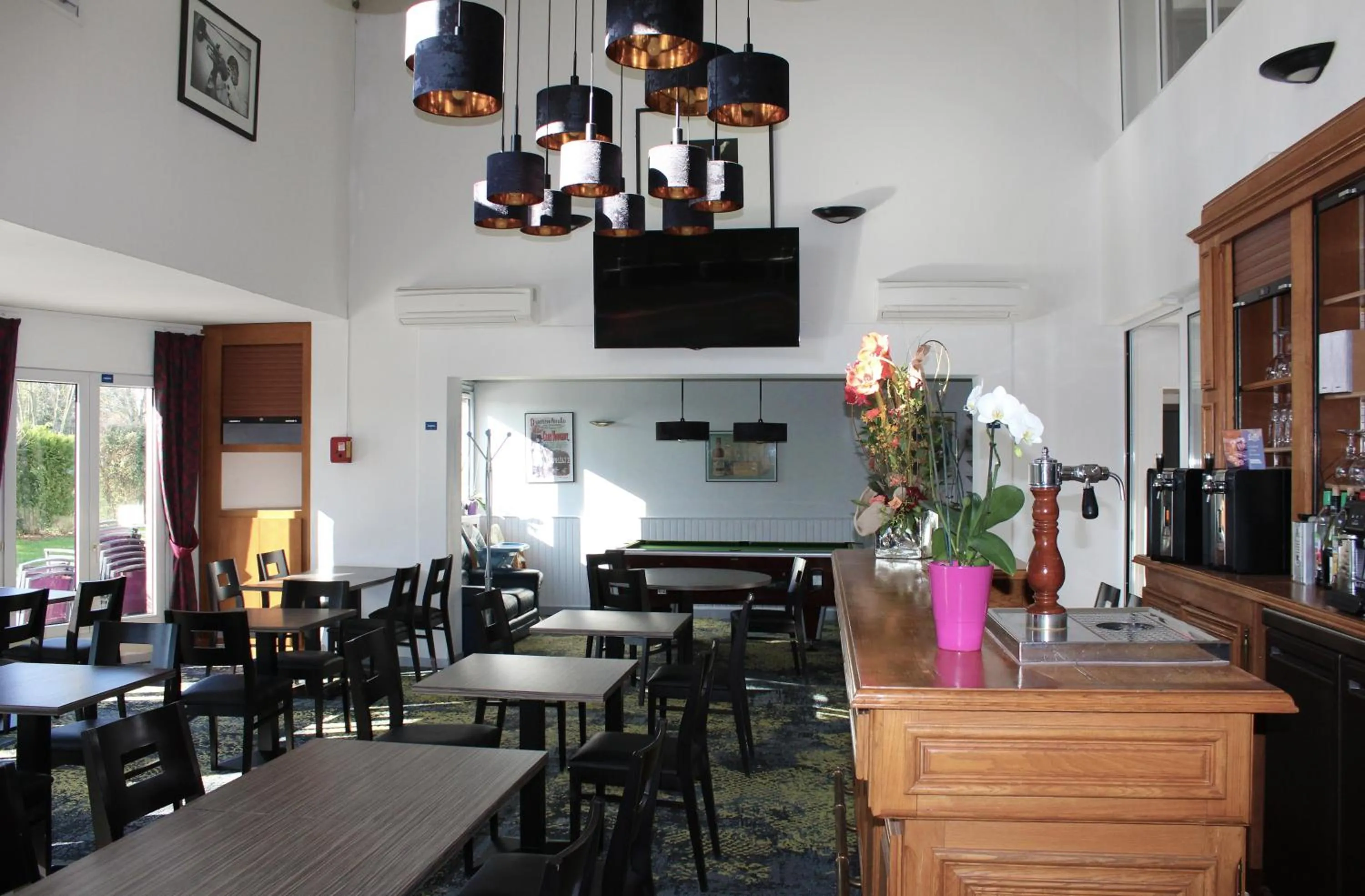 Lounge or bar in The Originals City Hôtel, Aéroport Beauvais