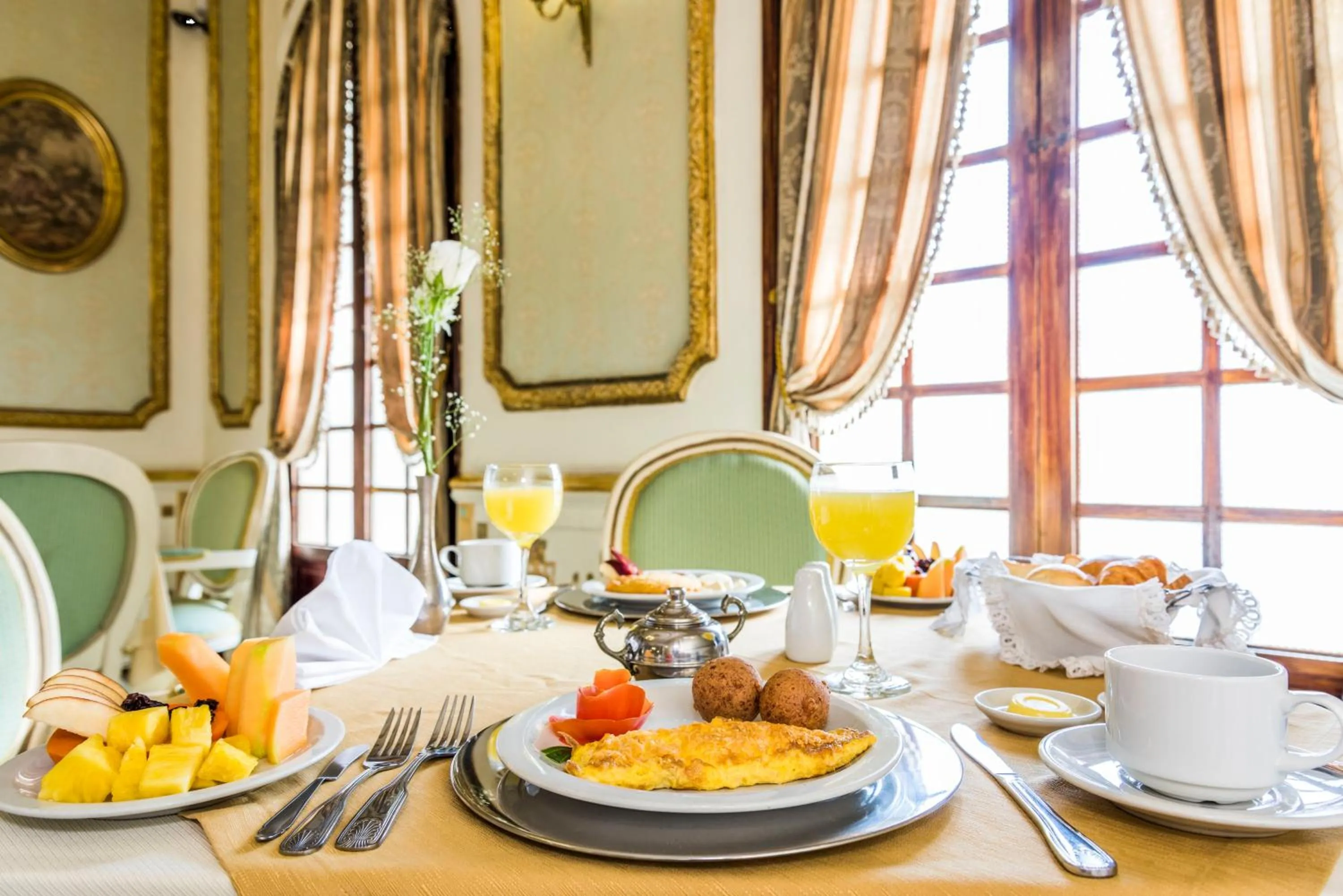 Restaurant/places to eat in Hotel Majestic