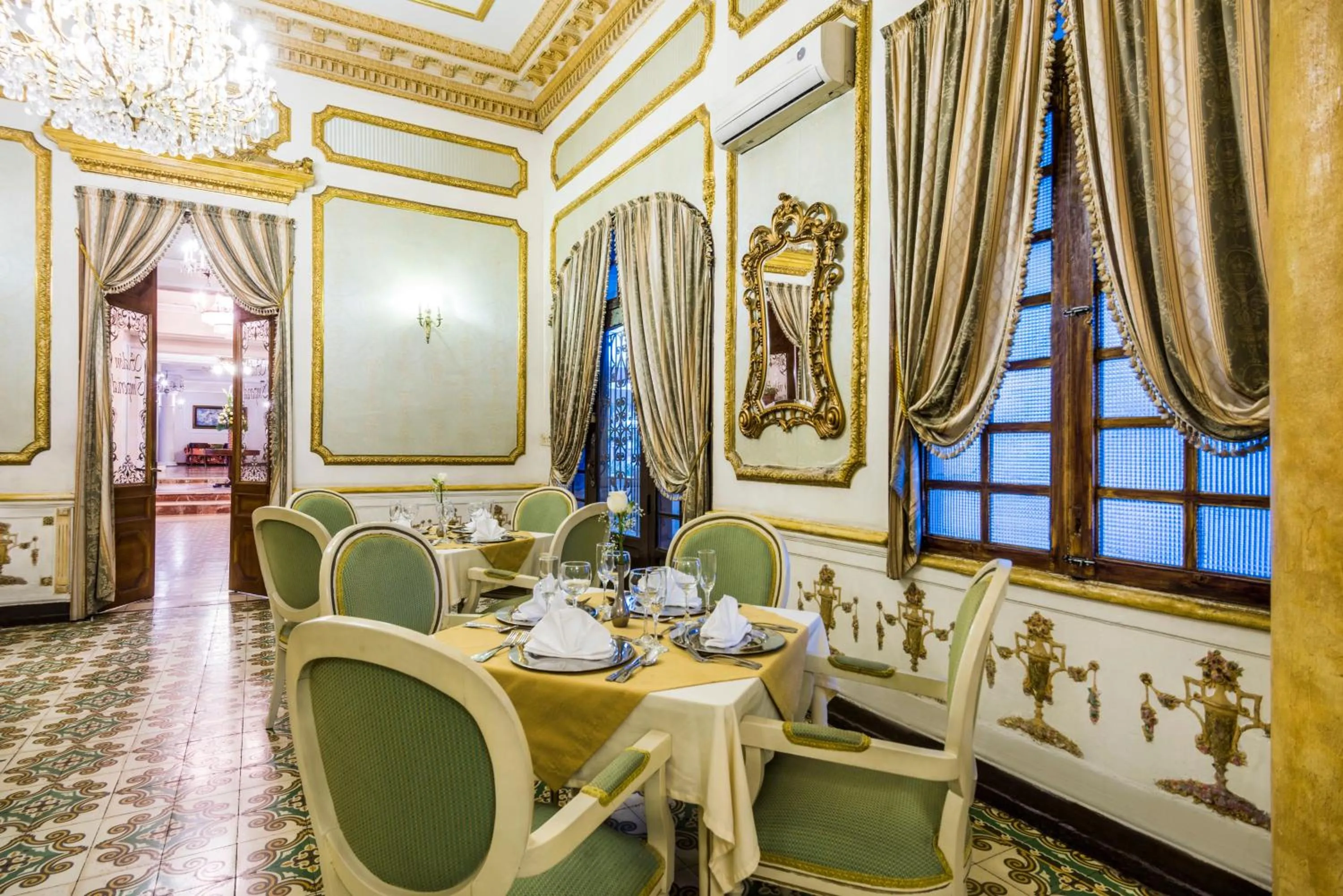 Restaurant/places to eat in Hotel Majestic