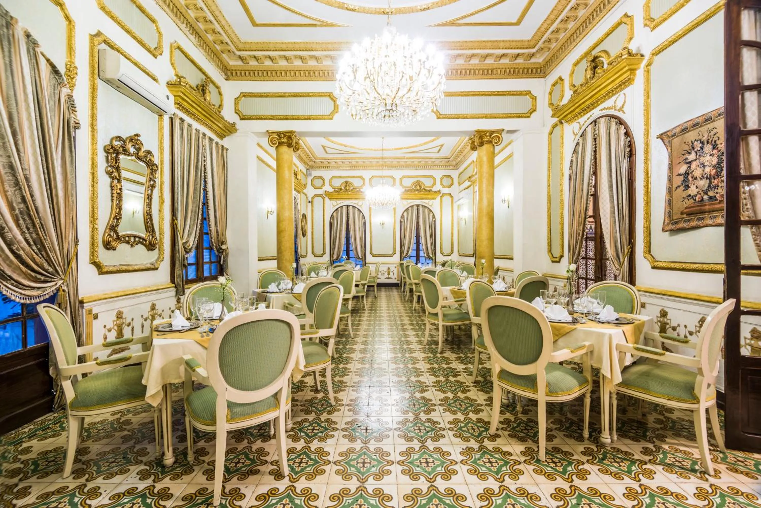 Restaurant/places to eat in Hotel Majestic