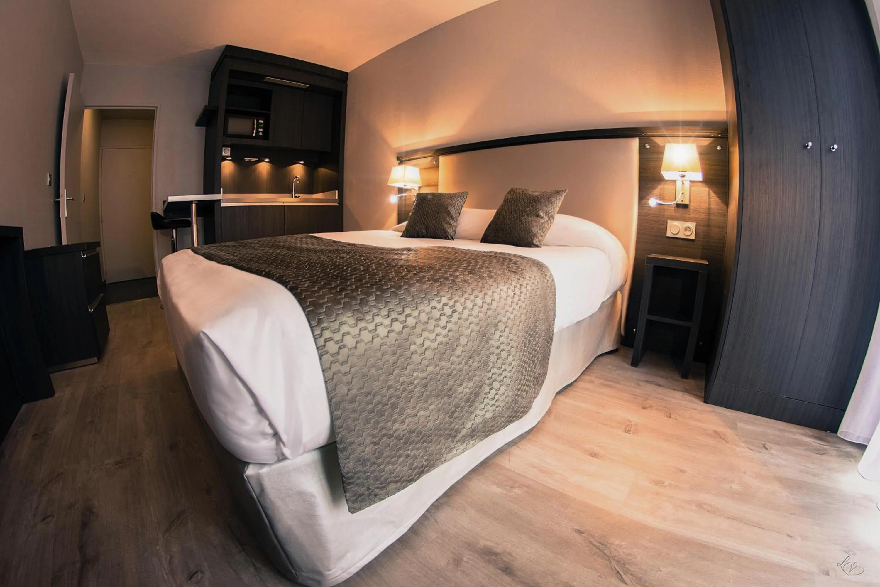 Photo of the whole room, Bed in Séjours & Affaires Aix-en-Provence Mirabeau