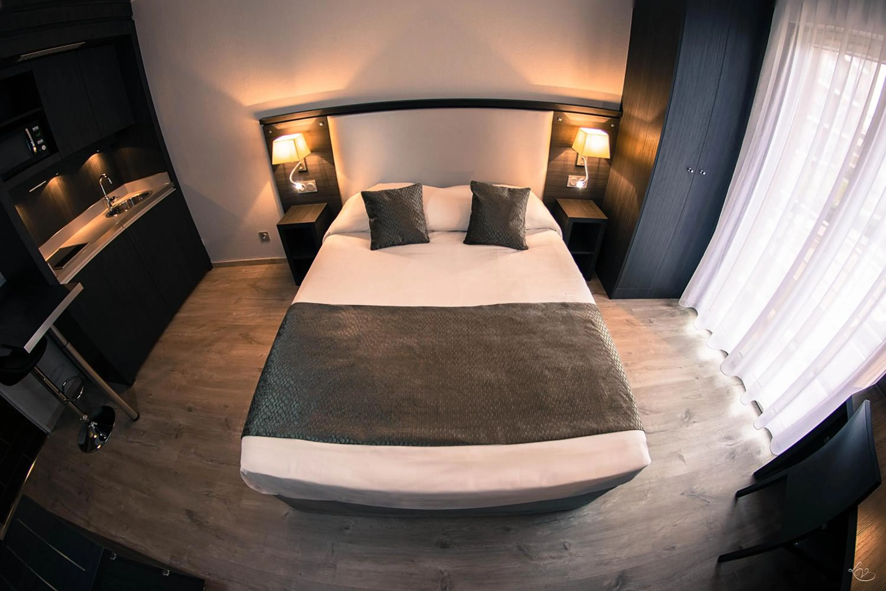 Photo of the whole room, Bed in Séjours & Affaires Aix-en-Provence Mirabeau