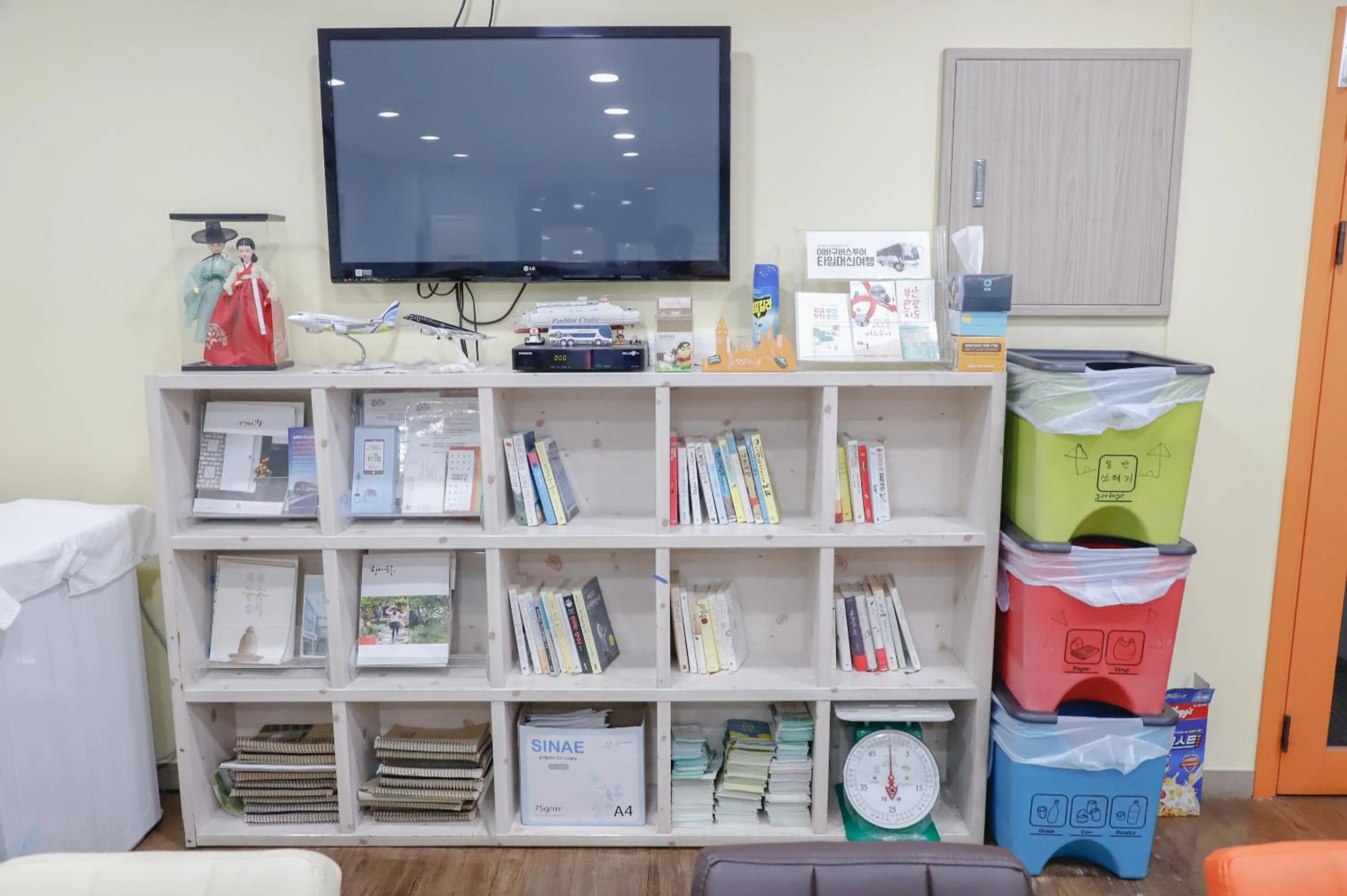 Communal lounge/ TV room in Busan Sukbak Dot Com Guesthouse