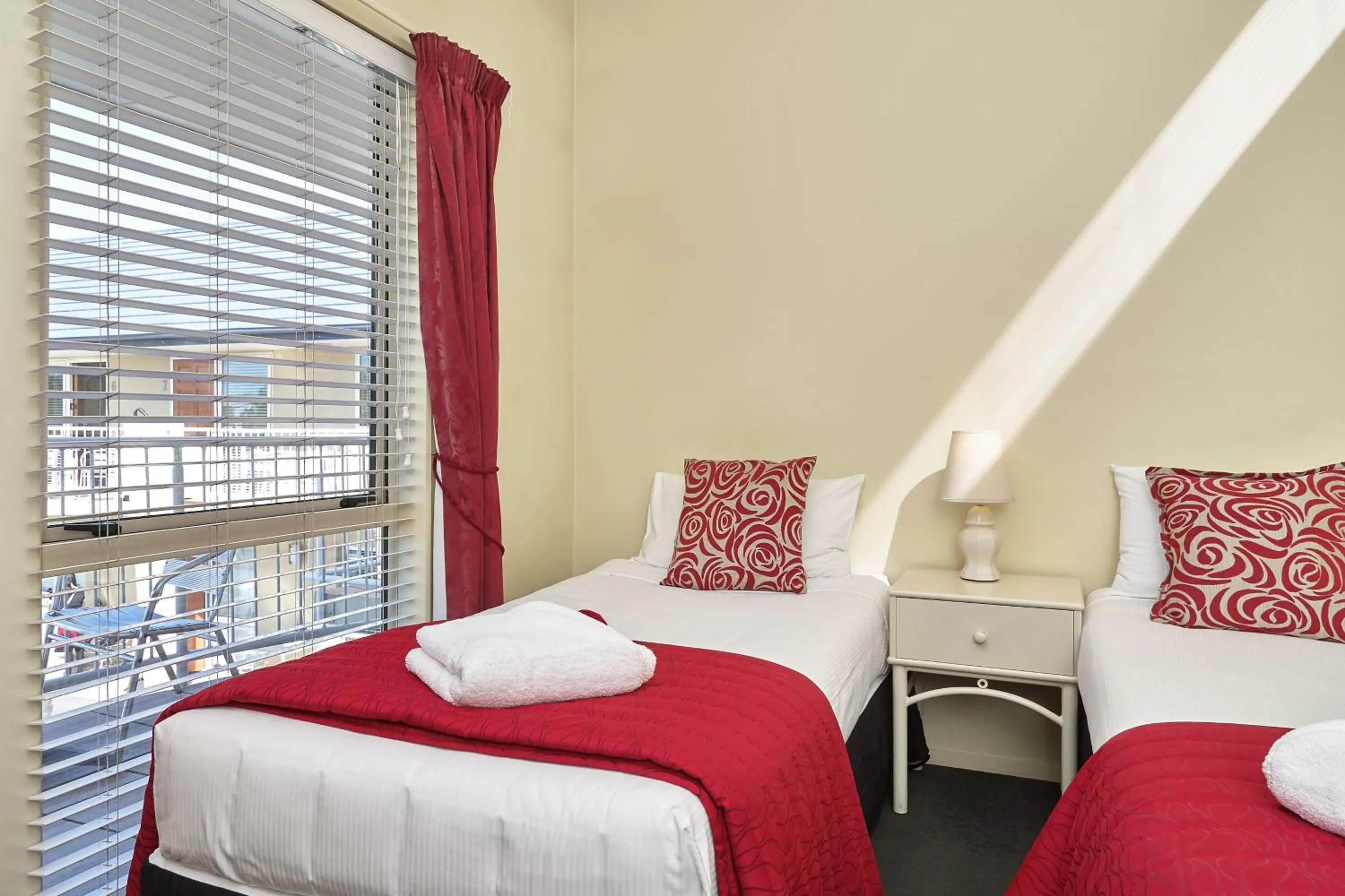 Bedroom, Bed in Apollo Motel