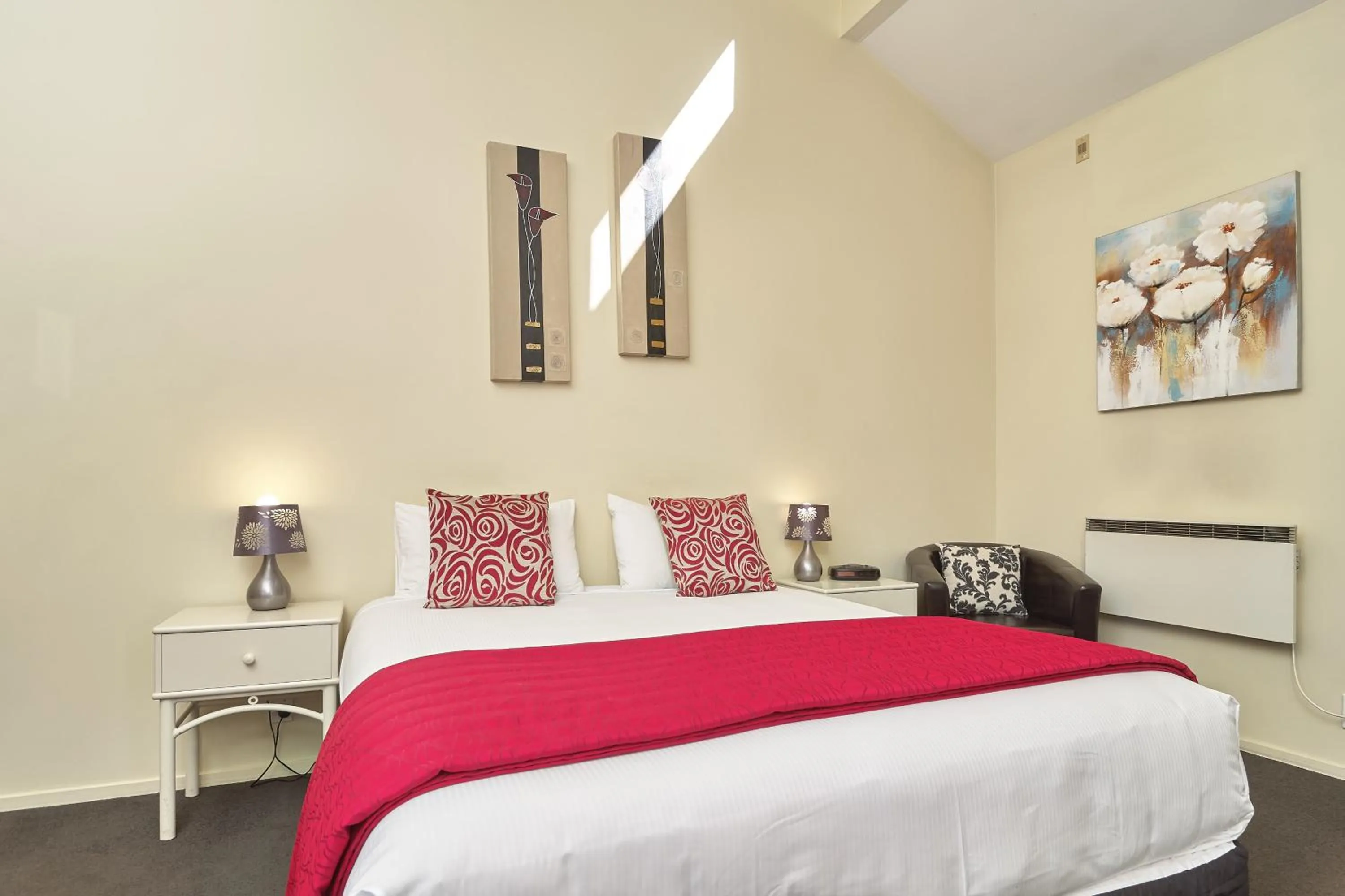 Bedroom, Bed in Apollo Motel