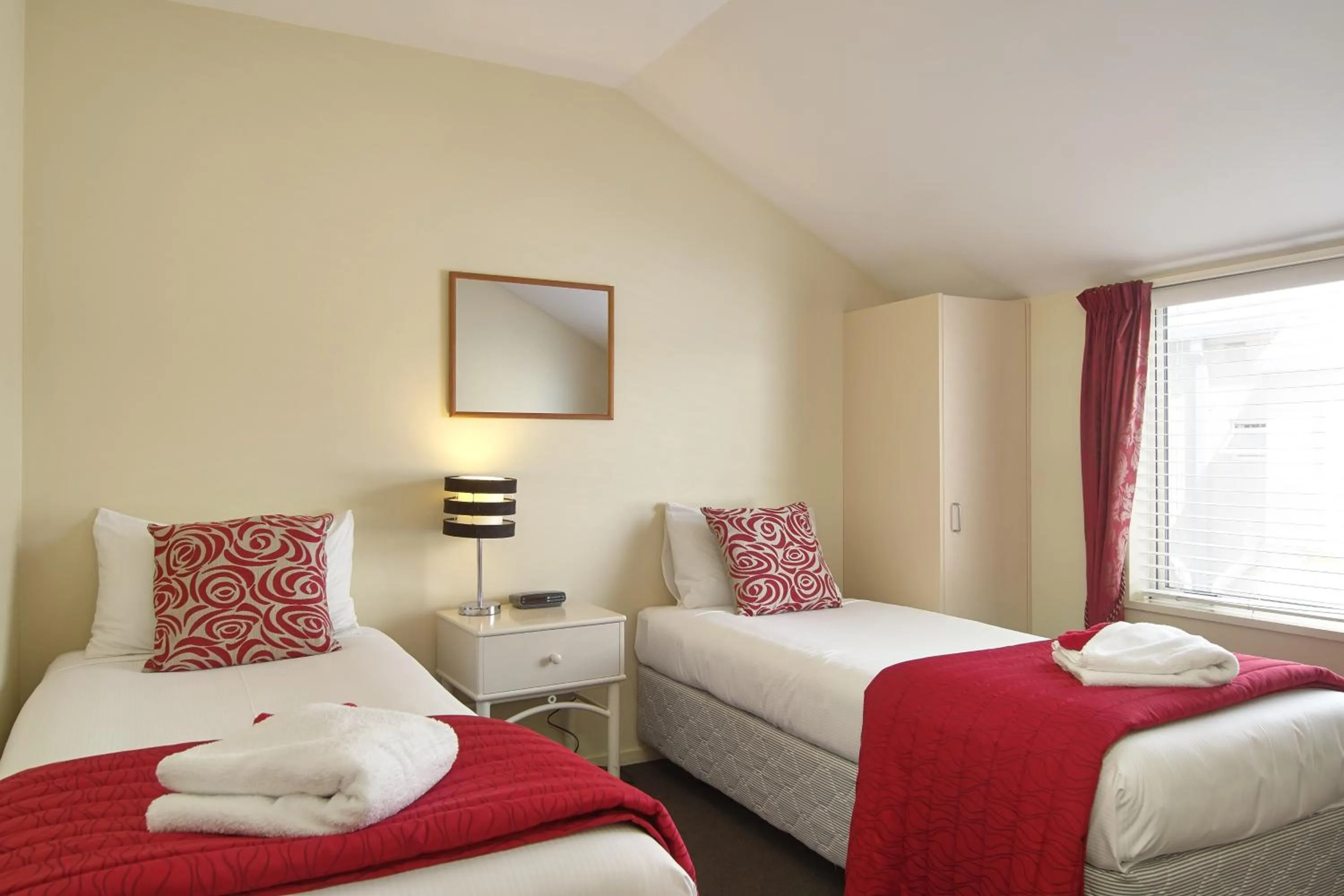 Bedroom, Bed in Apollo Motel