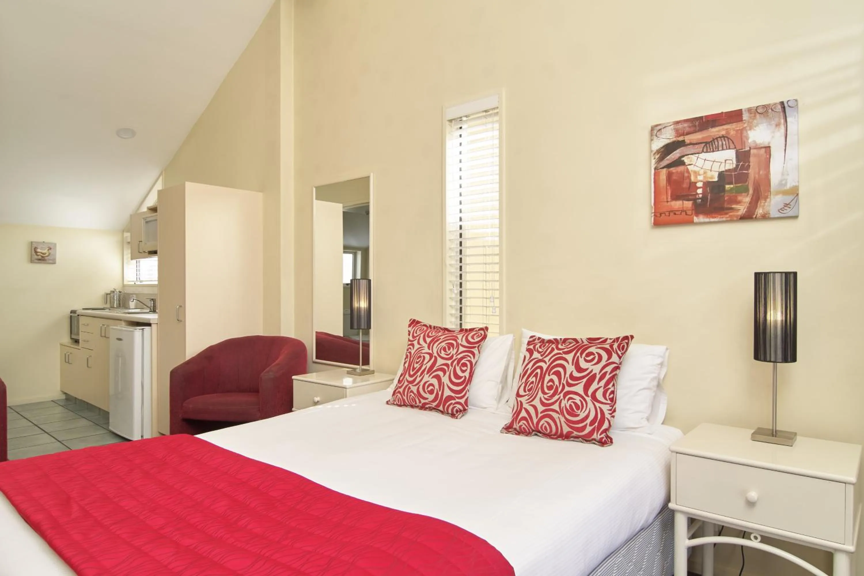 Bedroom, Bed in Apollo Motel