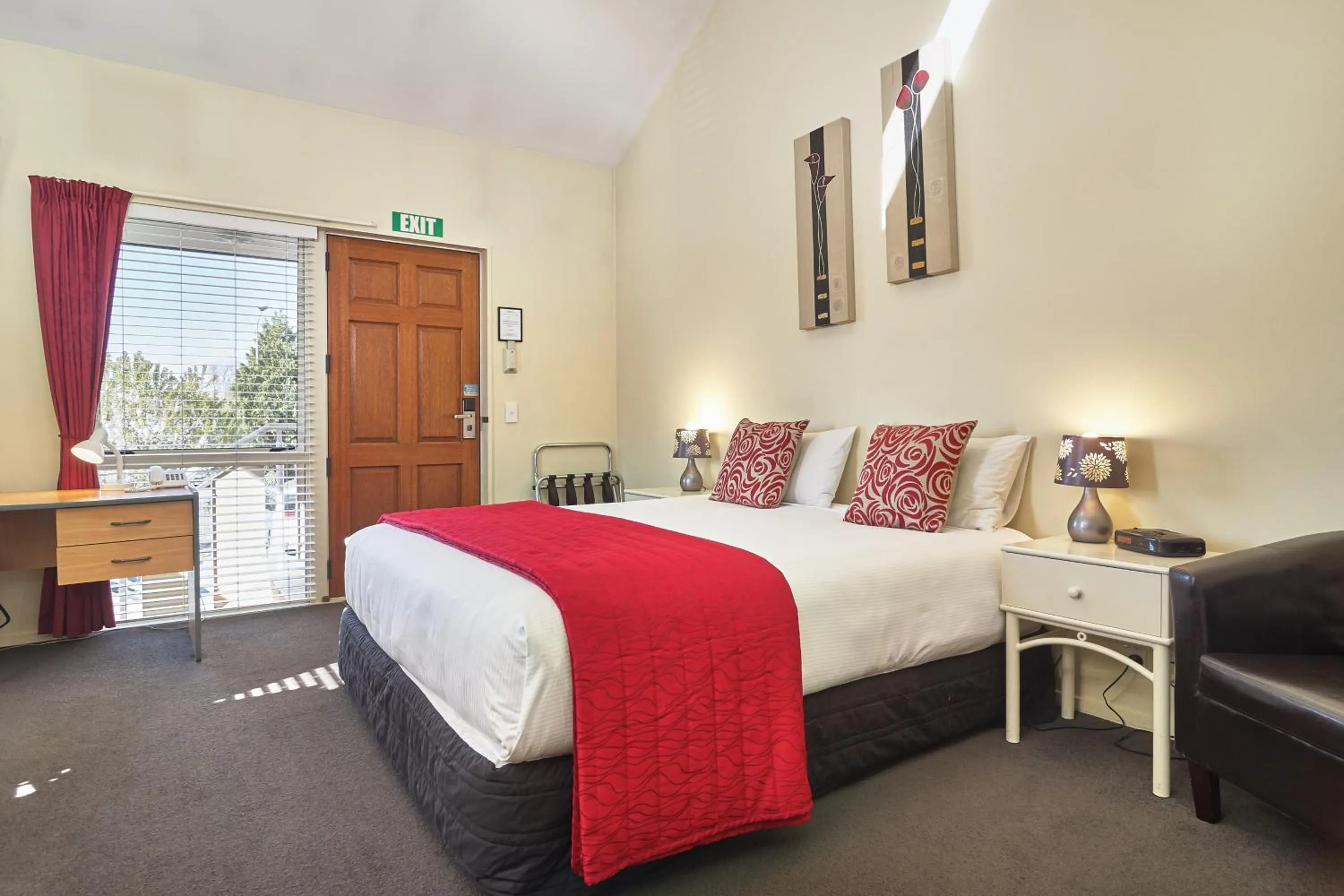 Bedroom, Bed in Apollo Motel