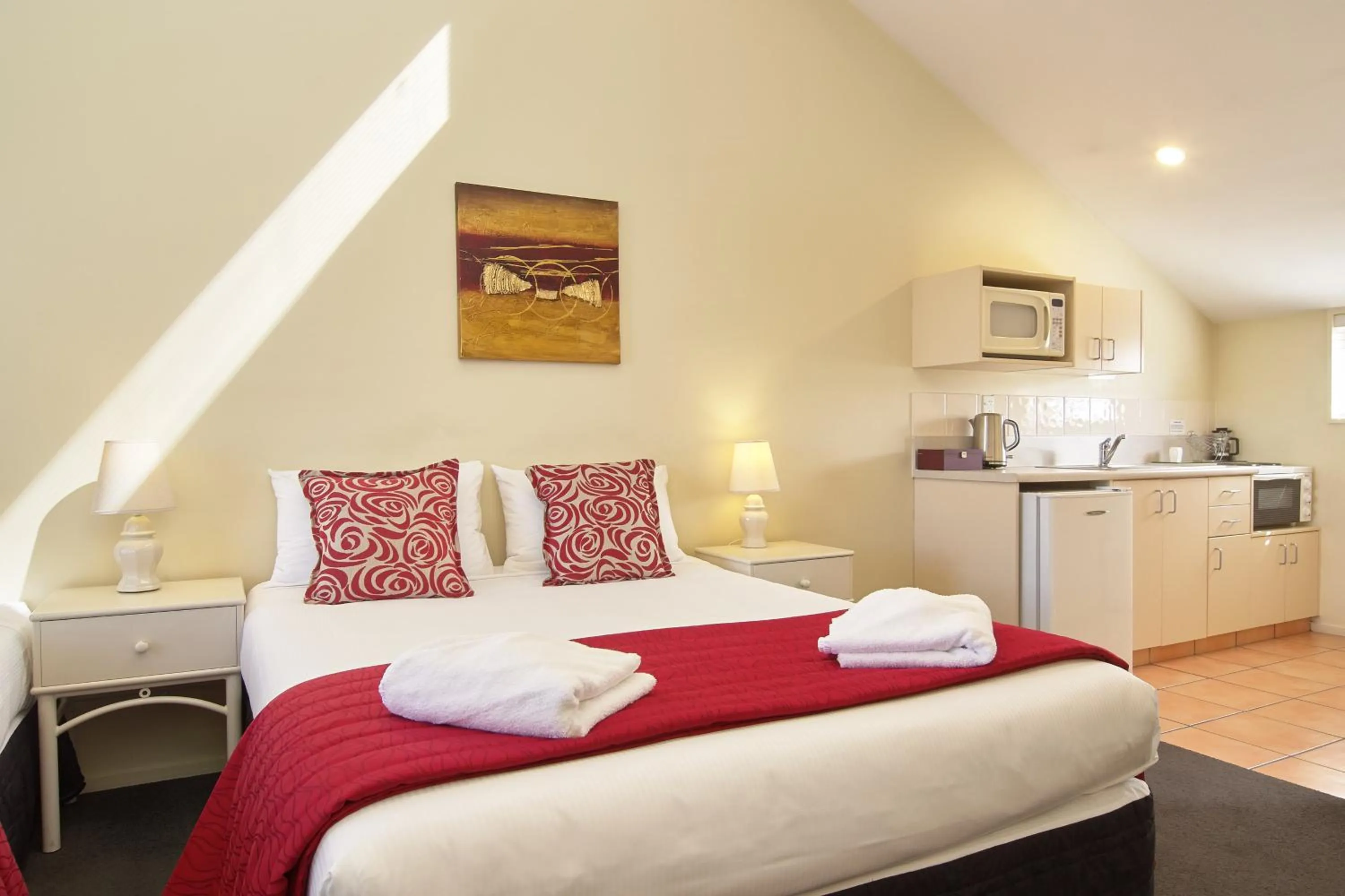 Bedroom, Bed in Apollo Motel