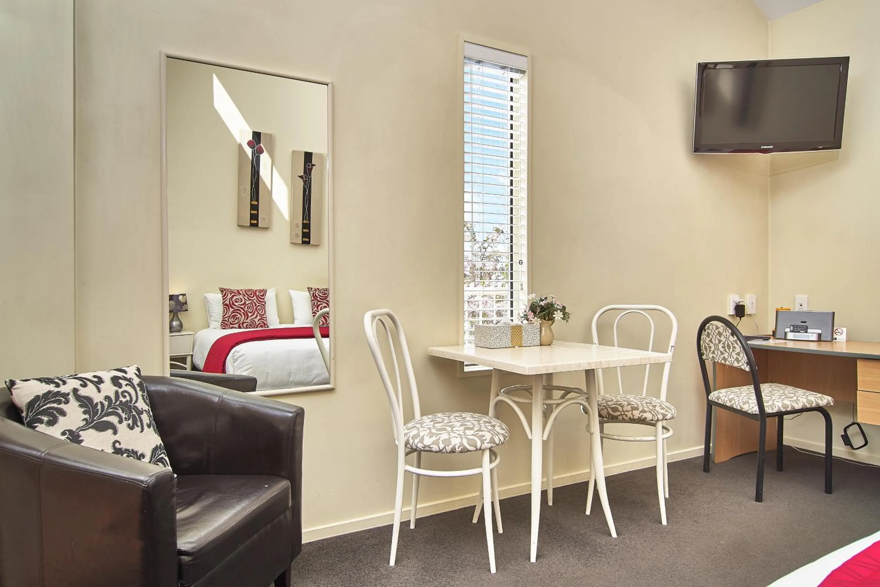 Dining area, Bed in Apollo Motel