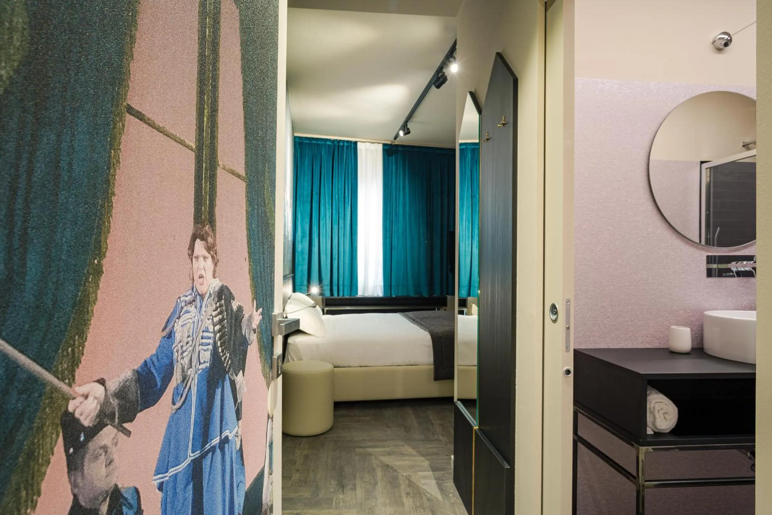Shower, Bed in Italianflat - Theatrum Rooms and Suite