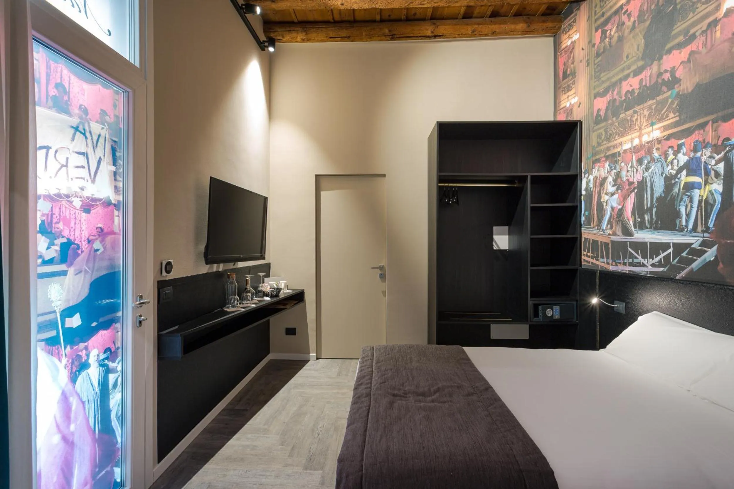 TV and multimedia, Bed in Italianflat - Theatrum Rooms and Suite