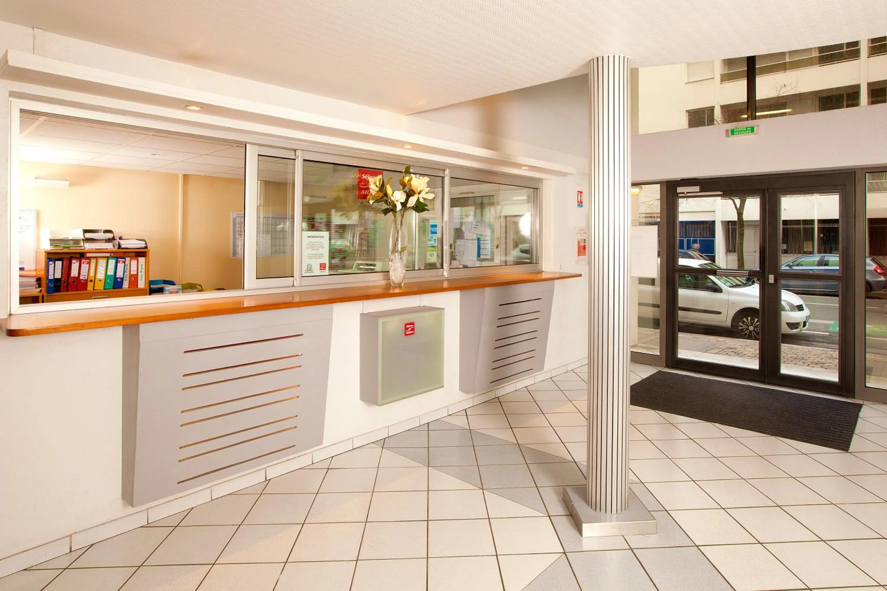 Lobby or reception in Séjours & Affaires Bordeaux de L'Yser