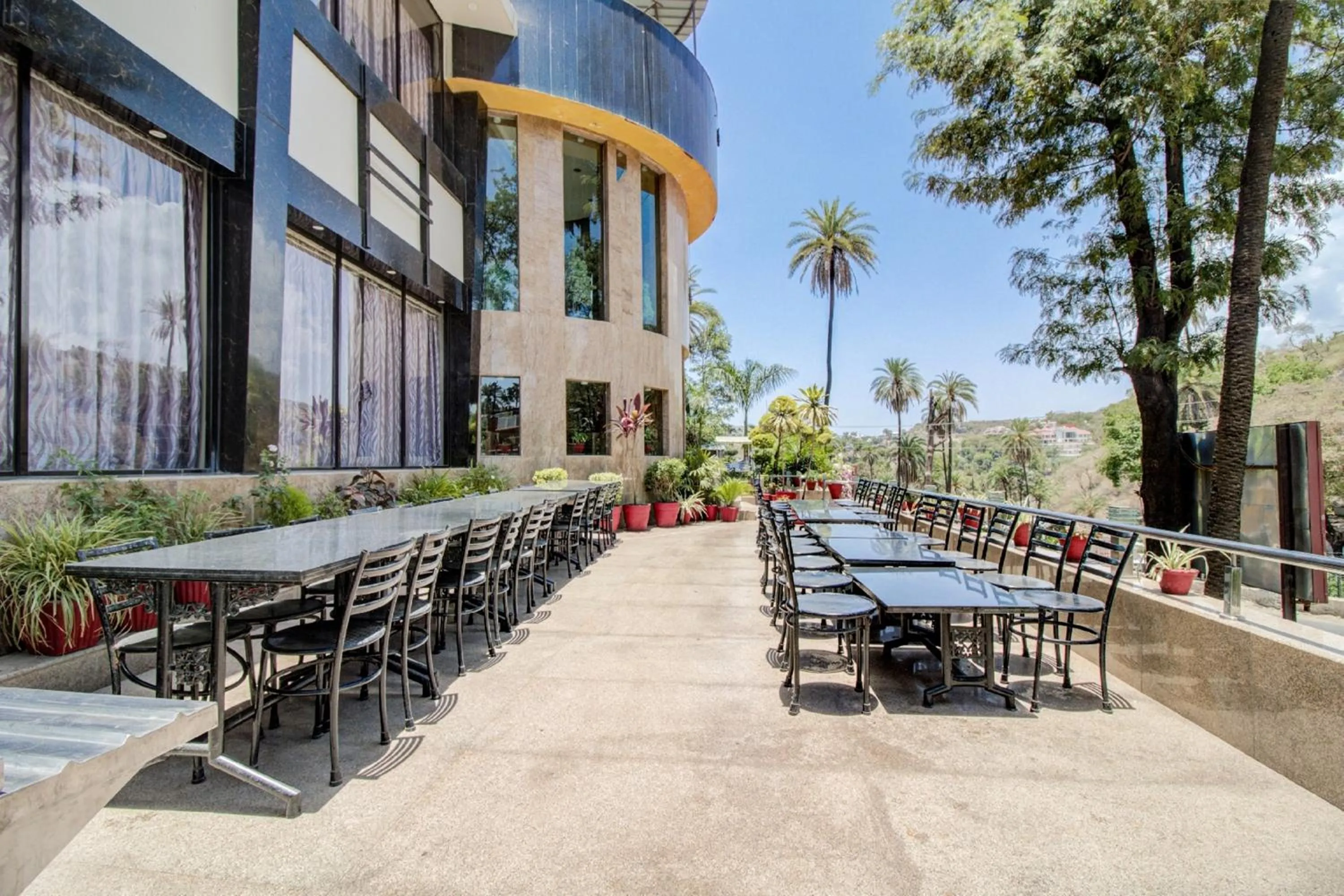 Restaurant/places to eat in Hotel Royale Palace