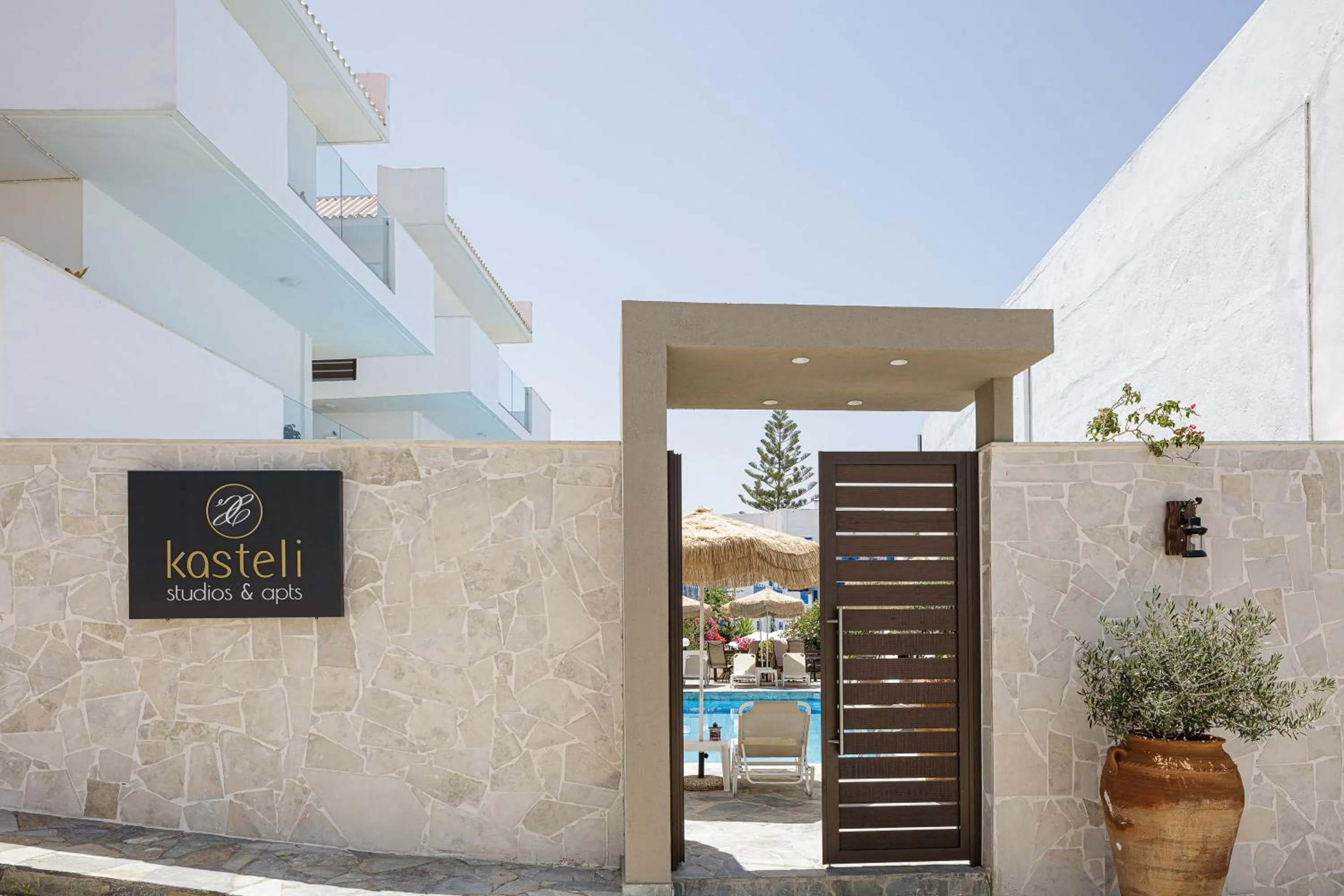 Facade/entrance in Kasteli Studios & Apartments