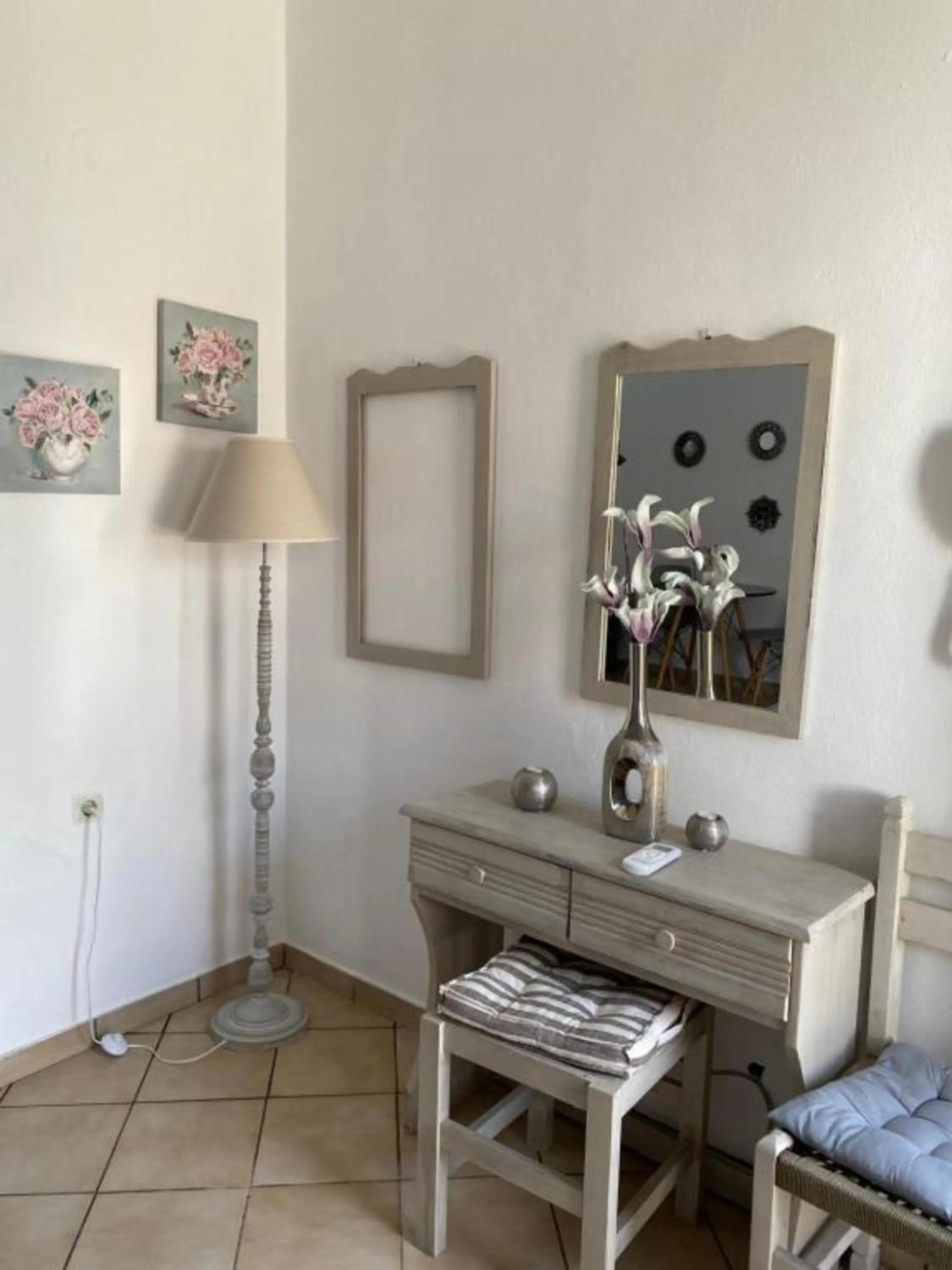 Seating area in Kasteli Studios & Apartments